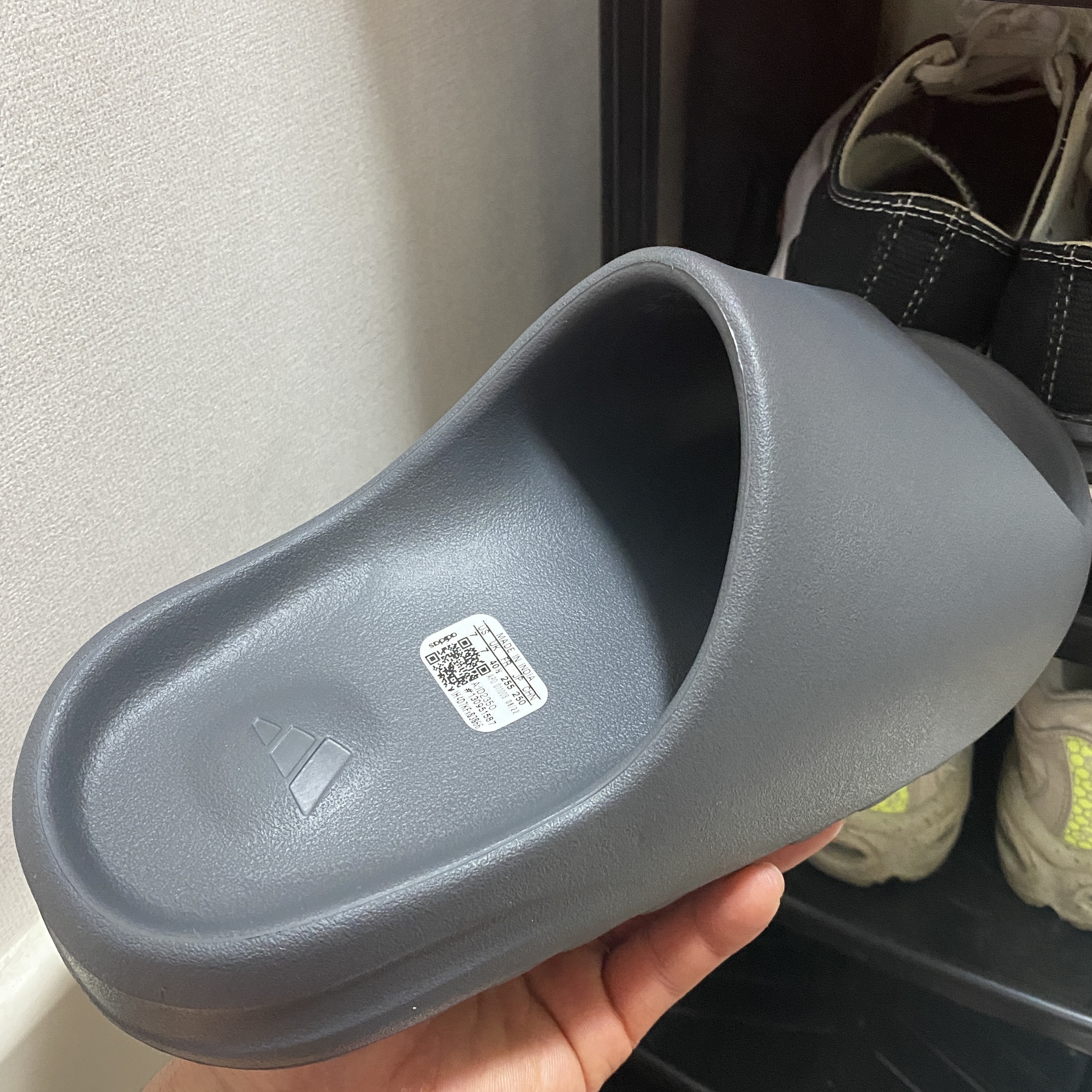 Adidas Yeezy Slide Slate Grey 착용 스타일