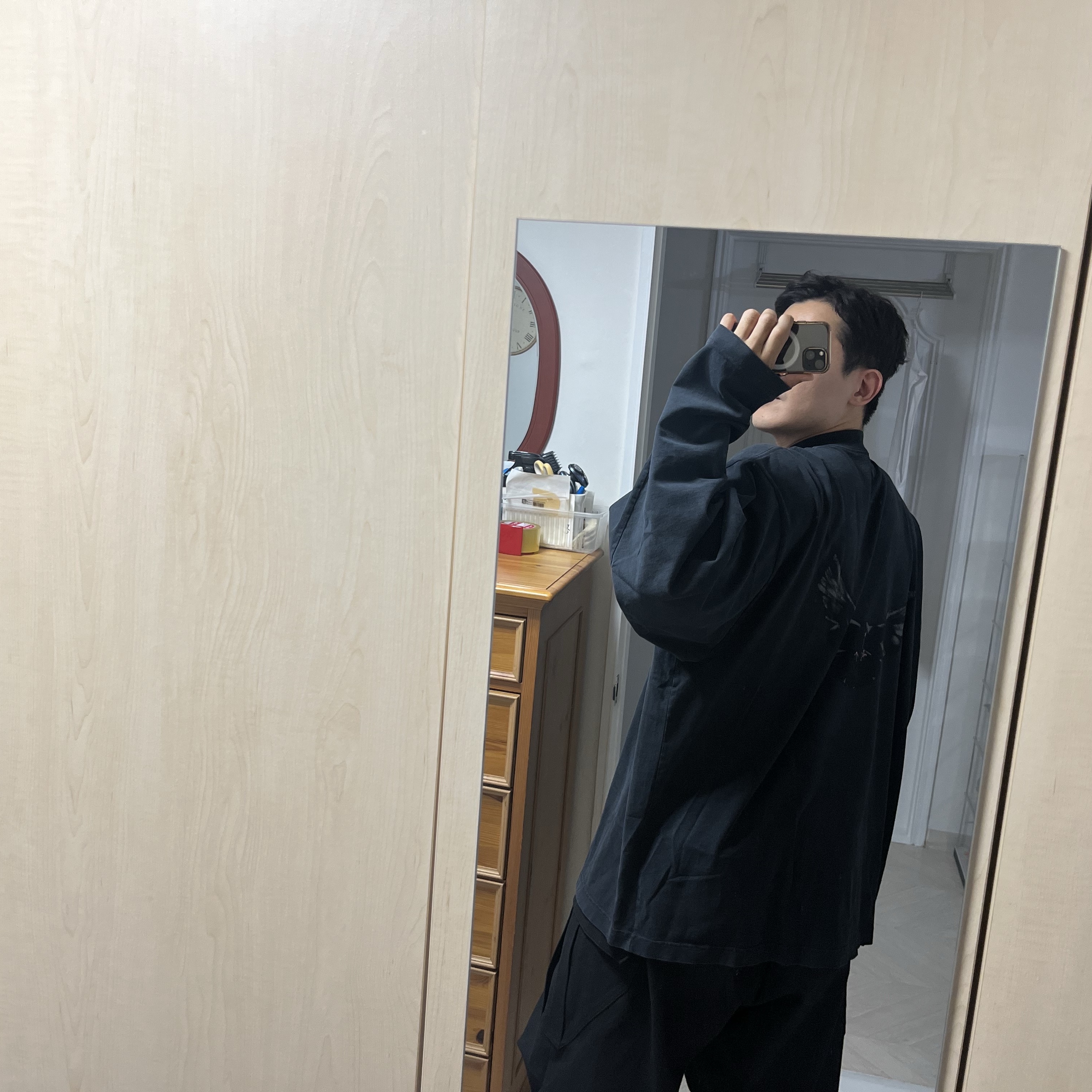 Yeezy Gap Engineered By Balenciaga Dove Long Sleeve T-Shirt Washed Black 착용 스타일