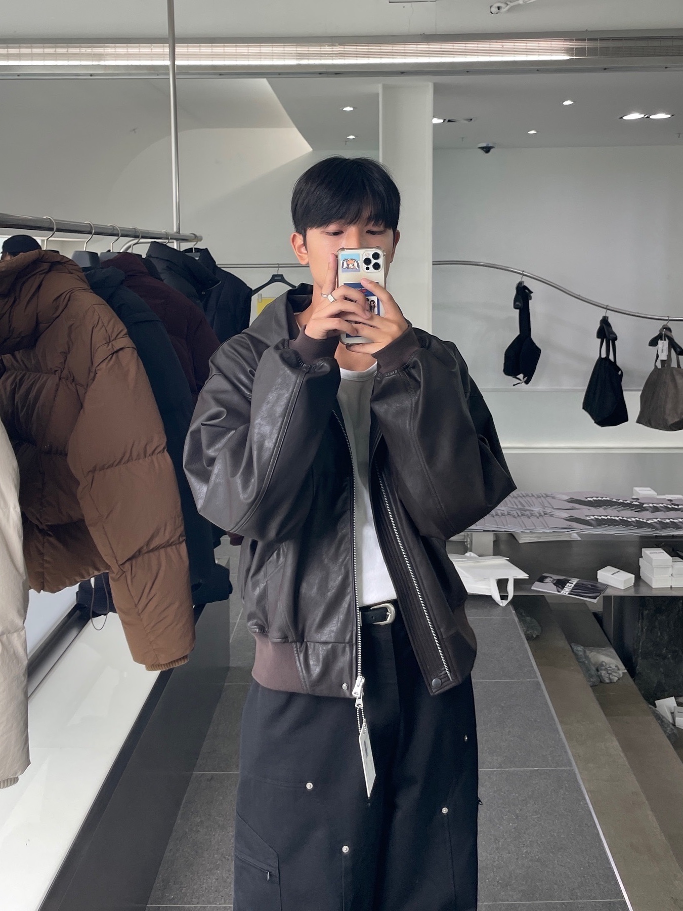 Haleine Cropped Faux Leahter Zip Up Hoodie Black (VT304), Haleine Cropped Faux Leahter Zip Up Hoodie Brown (VT305) 착용 스타일