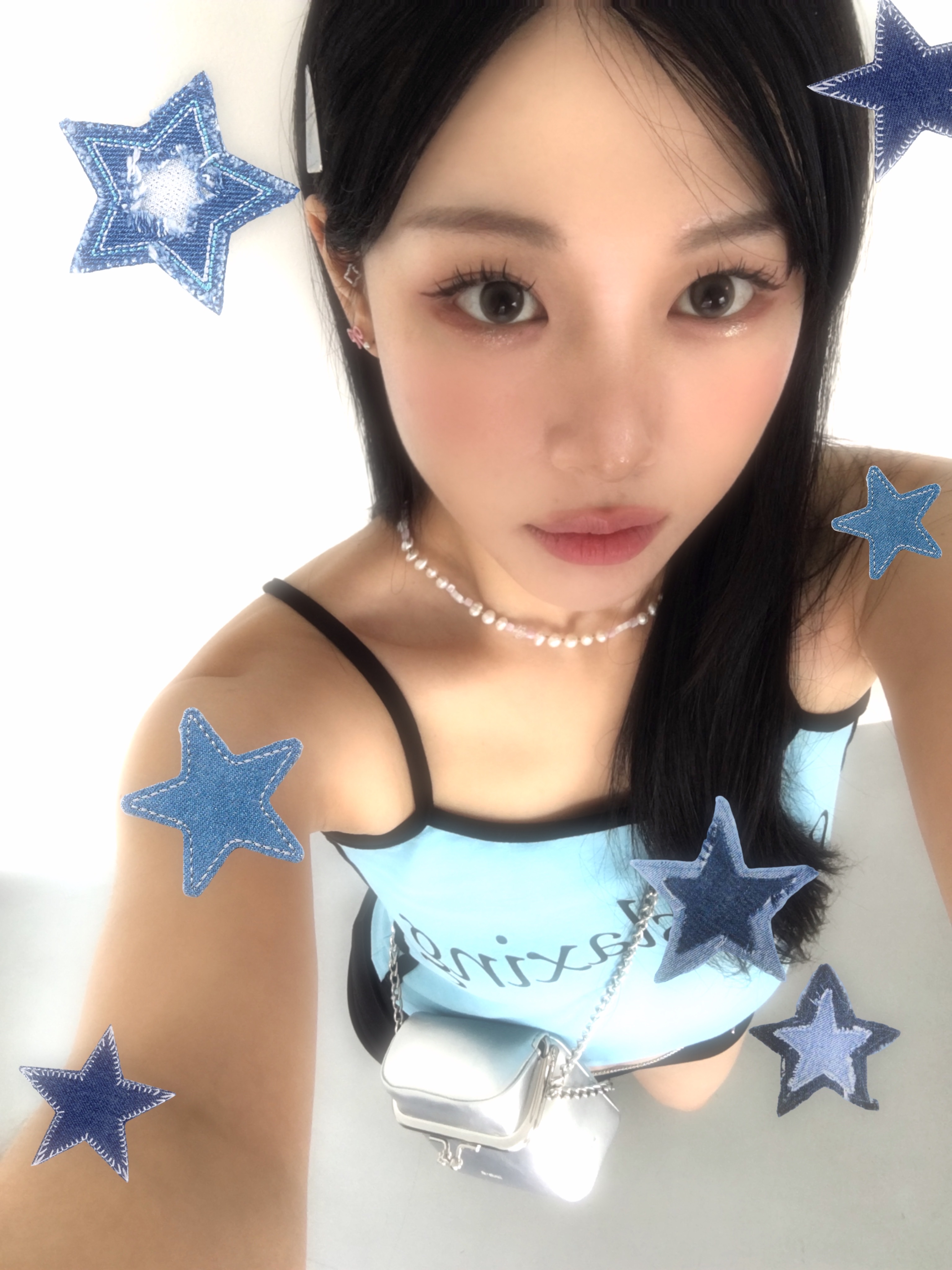 (W) Prada Metal Hair Clips Light Blue 착용 스타일 - 6