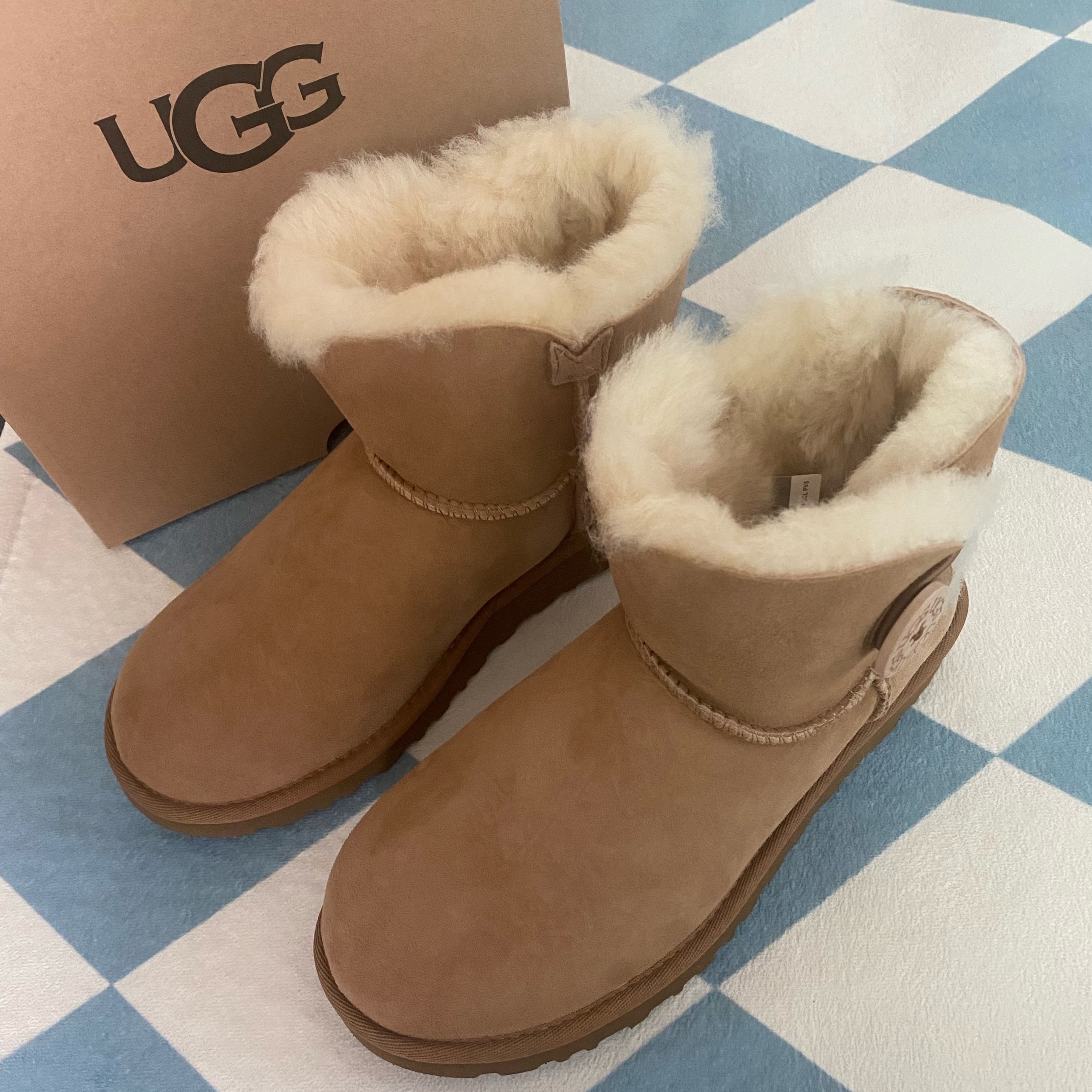 (W) UGG Mini Bailey Button II Boots Chestnut 착용 스타일 - 2