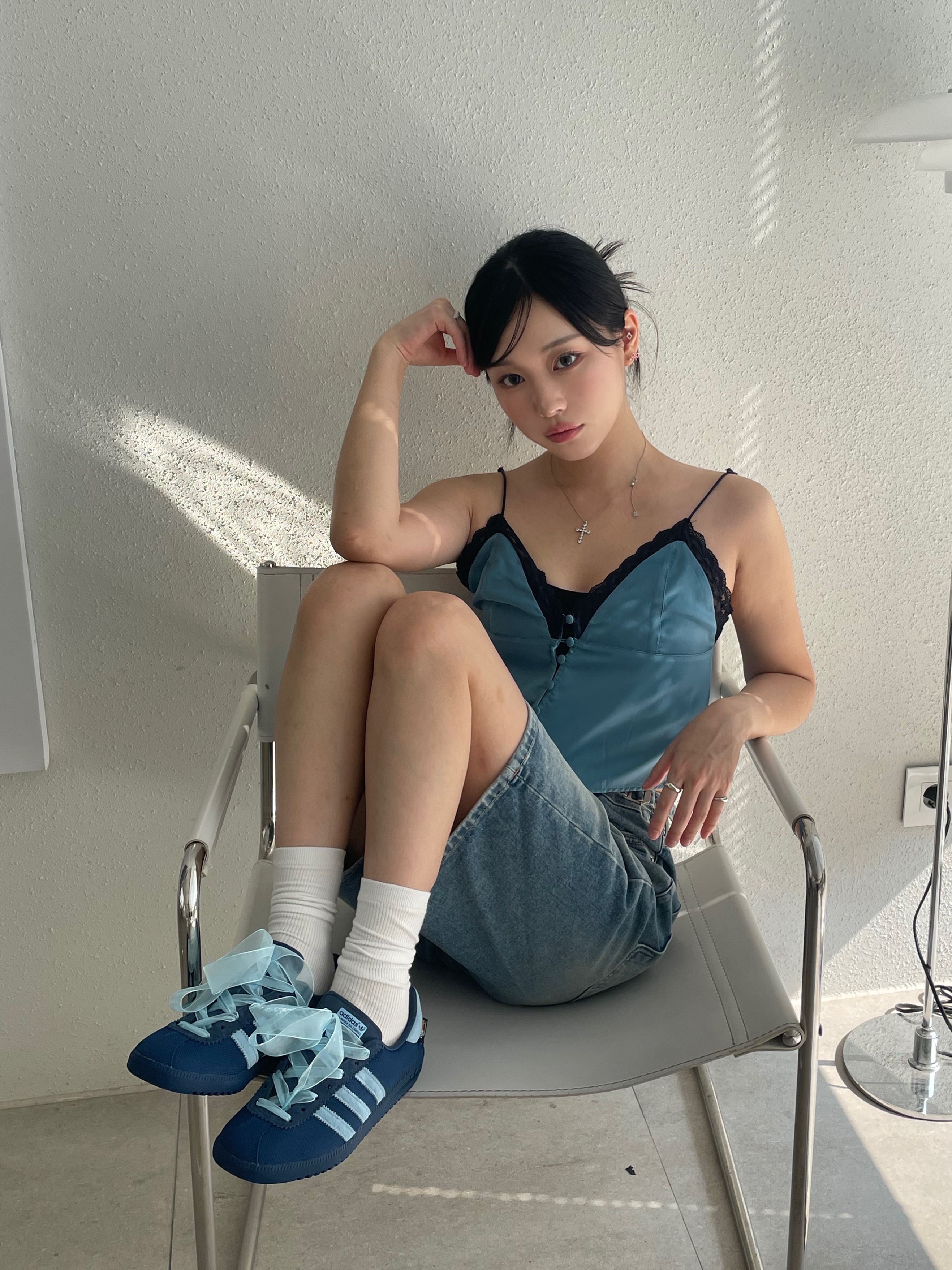 Adidas Bermuda Mystery Blue 착용 스타일 - 2