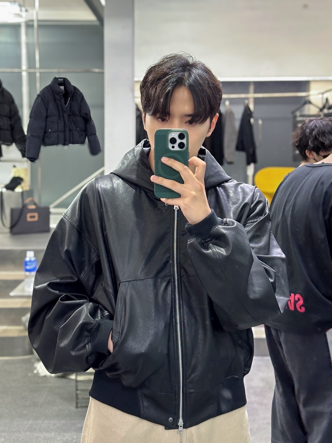 Haleine Cropped Faux Leahter Zip Up Hoodie Black (VT304), Haleine Cropped Faux Leahter Zip Up Hoodie Brown (VT305) 착용 스타일