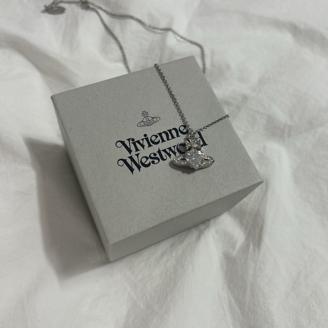 Vivienne Westwood Ariella Pendant Platinum 착용 스타일 - 5