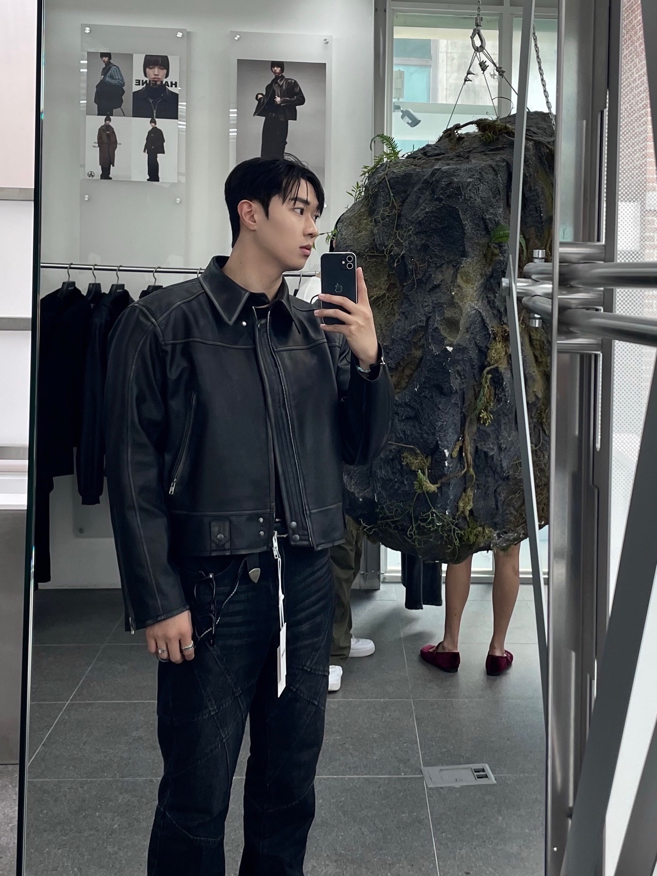 Haleine 3D Distressed Faux Leahter Jacket Black (VJ301), Haleine 3D Distressed Faux Leather Jacket Brown (VJ302) 착용 스타일