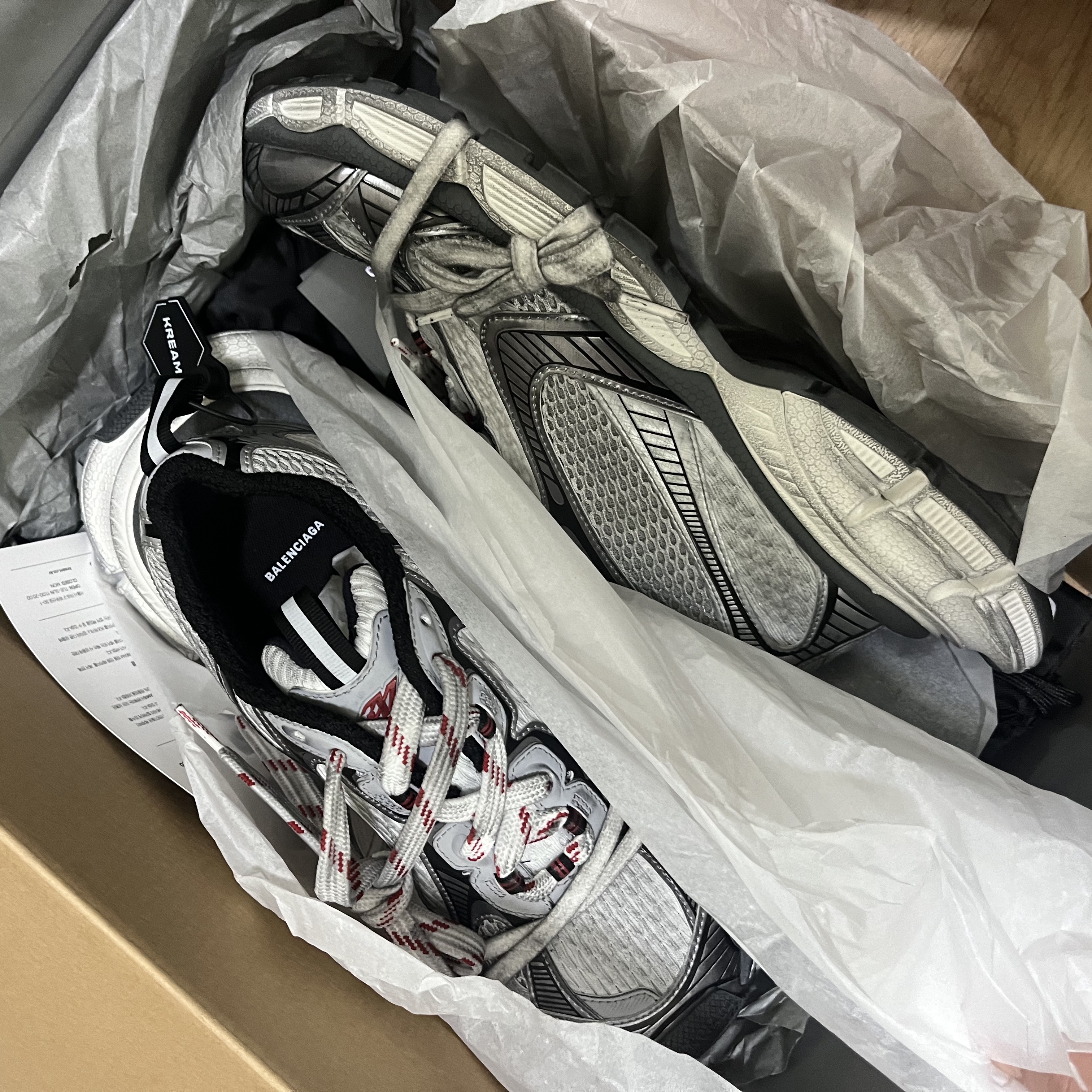 Balenciaga 3XL Sneakers Grey White Red 착용 스타일 - 1