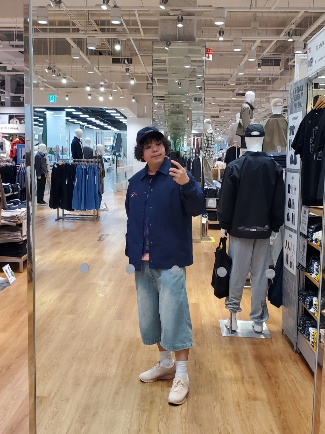 Asics Gel-Lyte V Vanilla Cream, Uniqlo UT x Kaws x Warhol Coach Jacket Navy 착용 스타일 - 1
