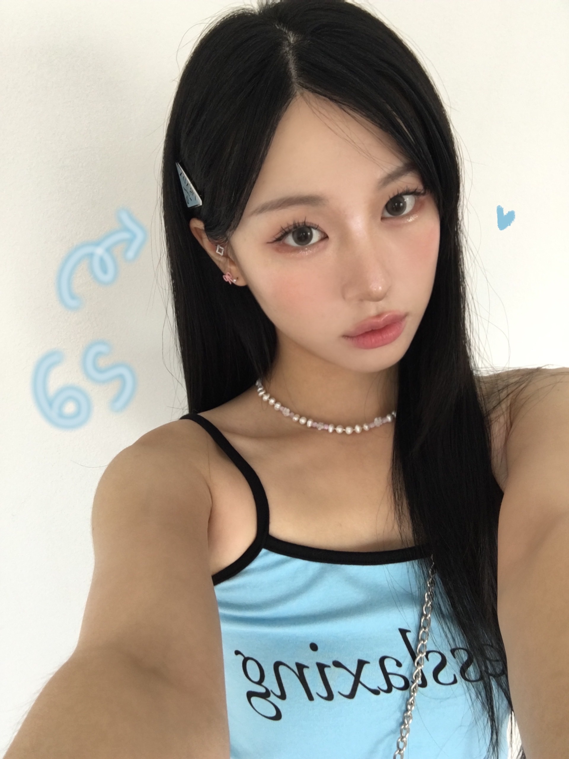 (W) Prada Metal Hair Clips Light Blue 착용 스타일 - 4