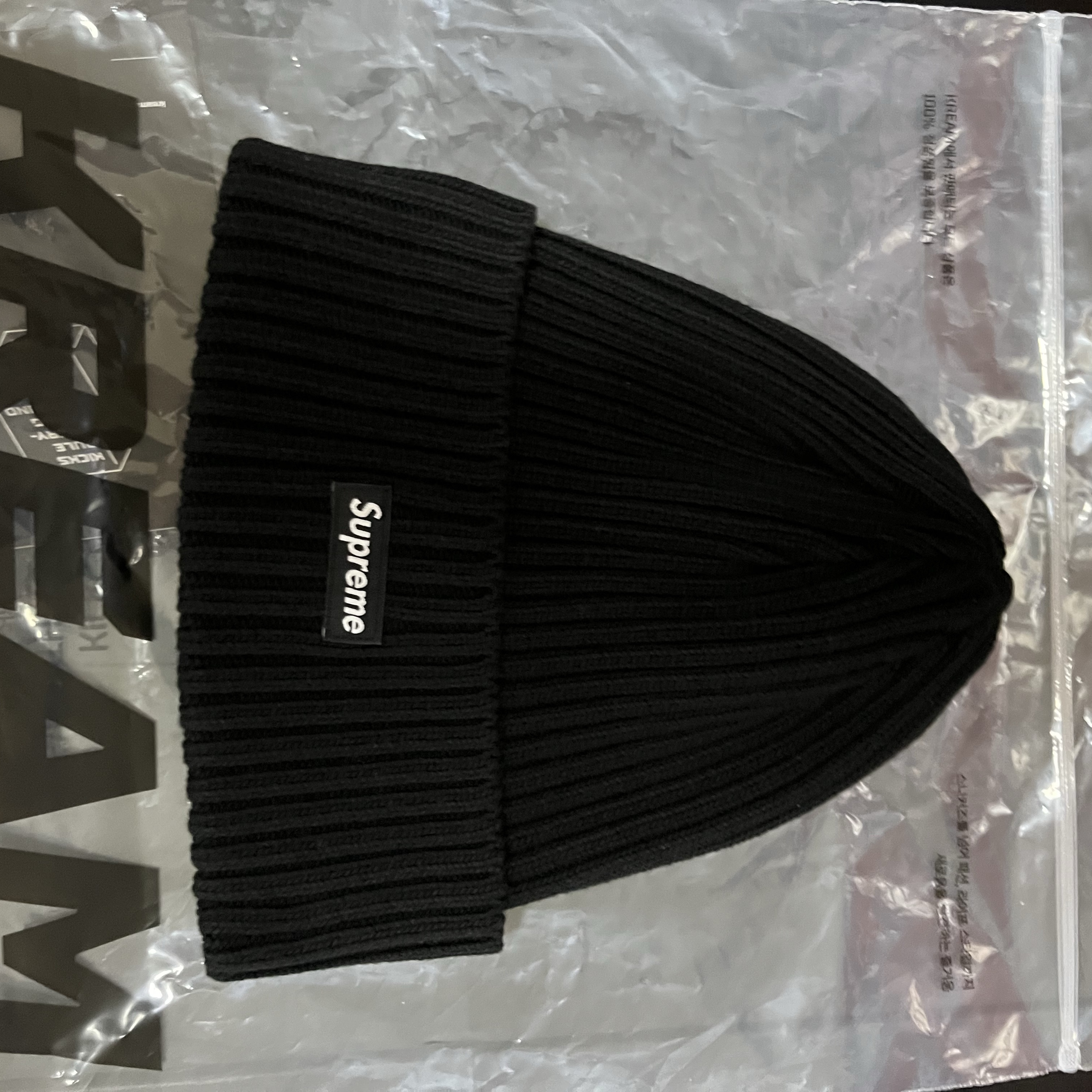 Supreme Overdyed Beanie Black 착용 스타일 - 1