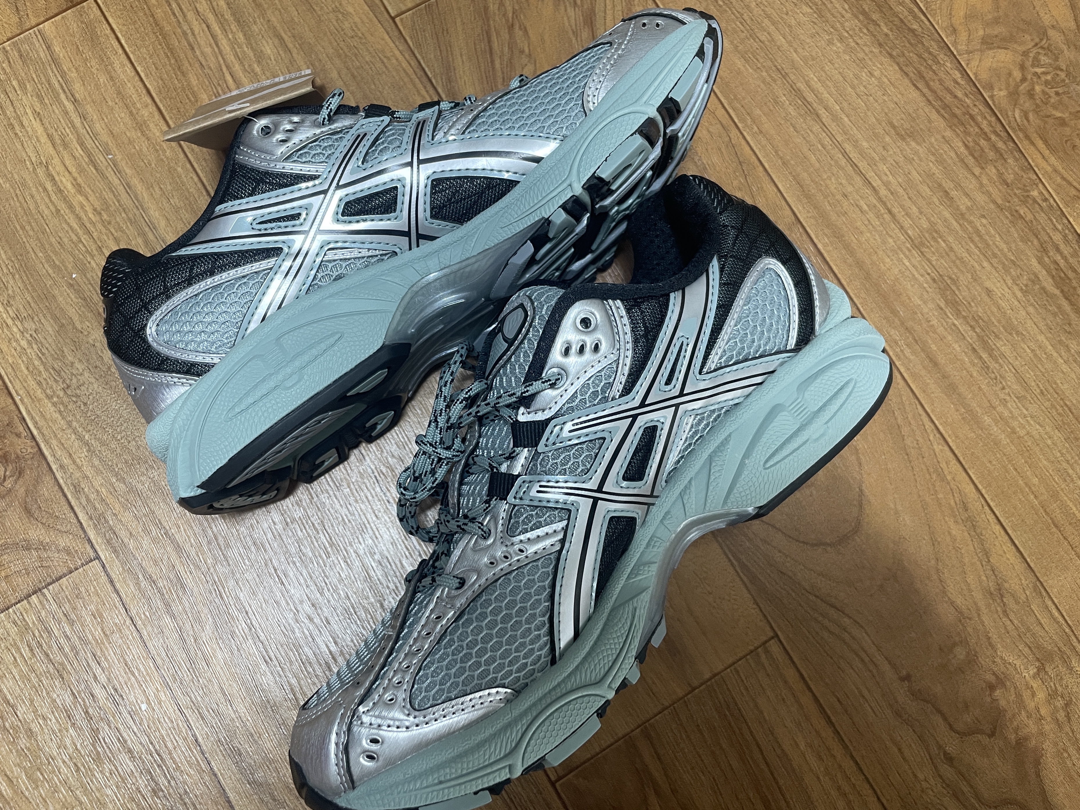 Asics Gel-Nimbus 10.1 White Directoire Blue, Asics Gel-Nimbus 10.1 Ocean Haze Pure Silver 착용 스타일 - 2