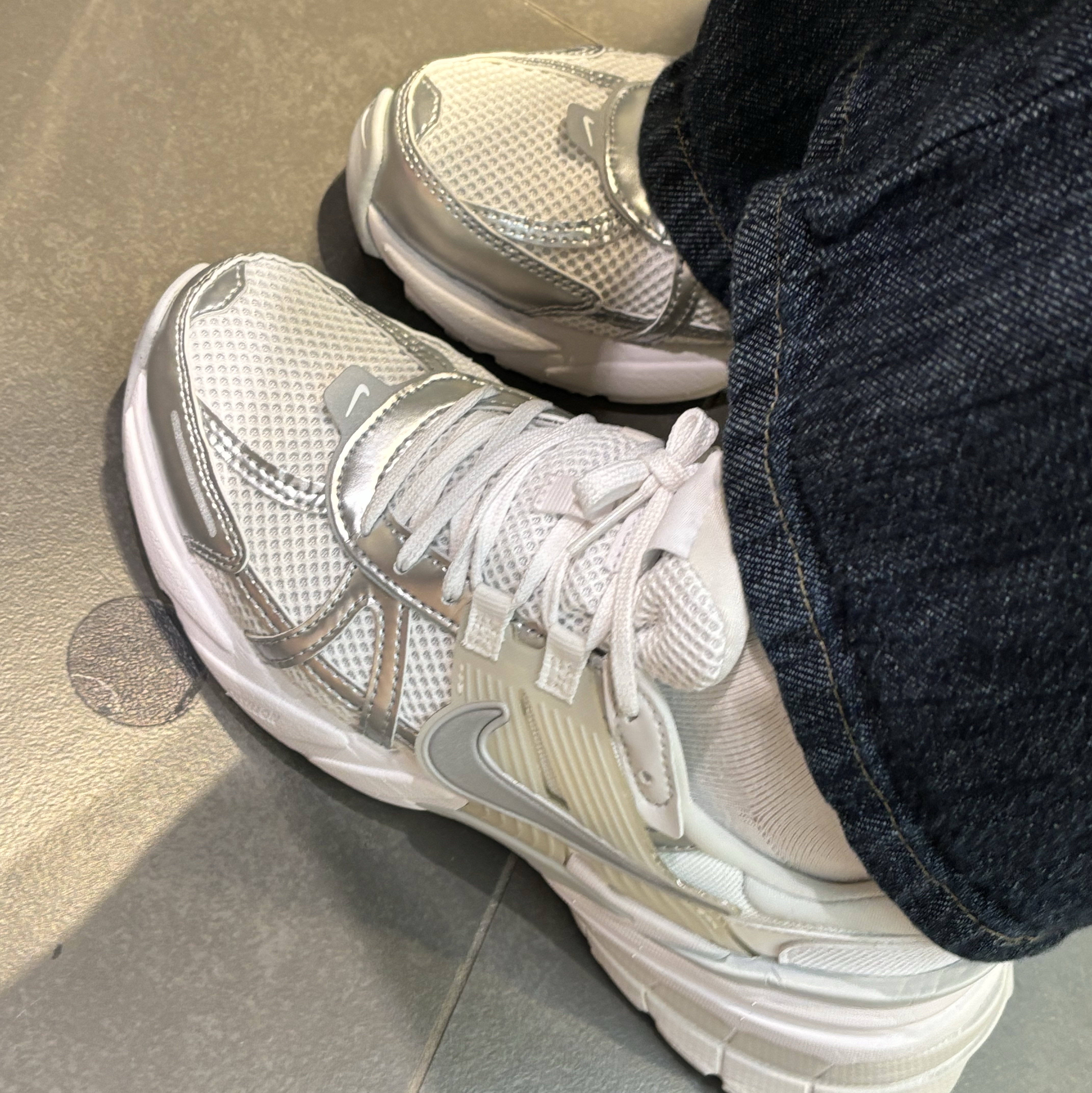Nike V2K Run Metallic Silver White 착용 스타일