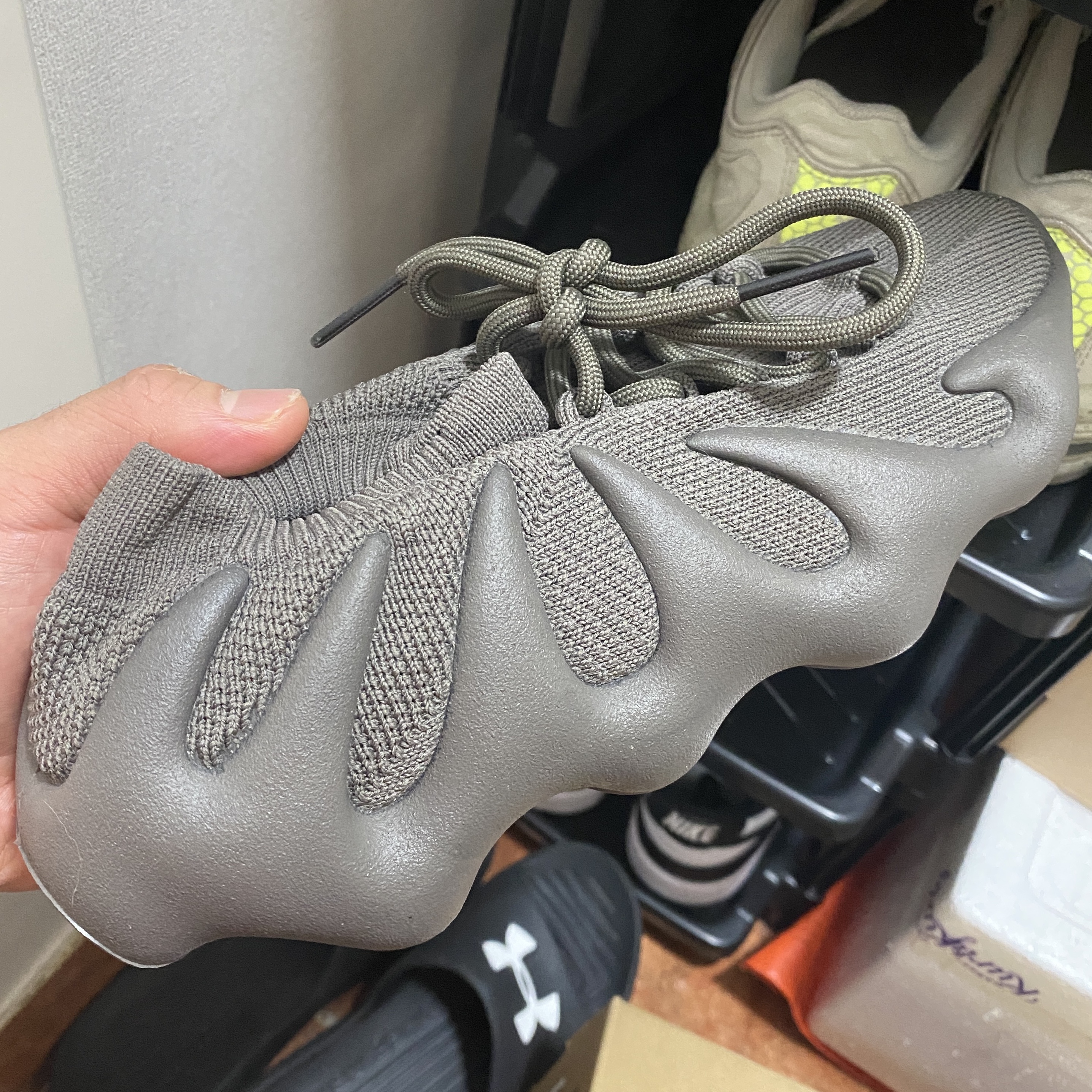 Adidas Yeezy 450 Cinder 착용 스타일
