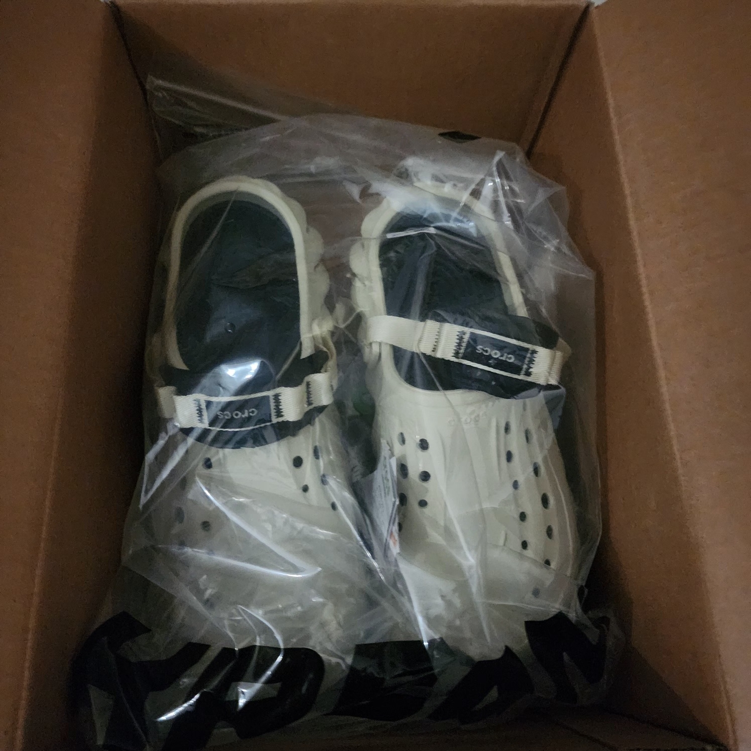 Crocs Echo Clog Bone Black 착용 스타일