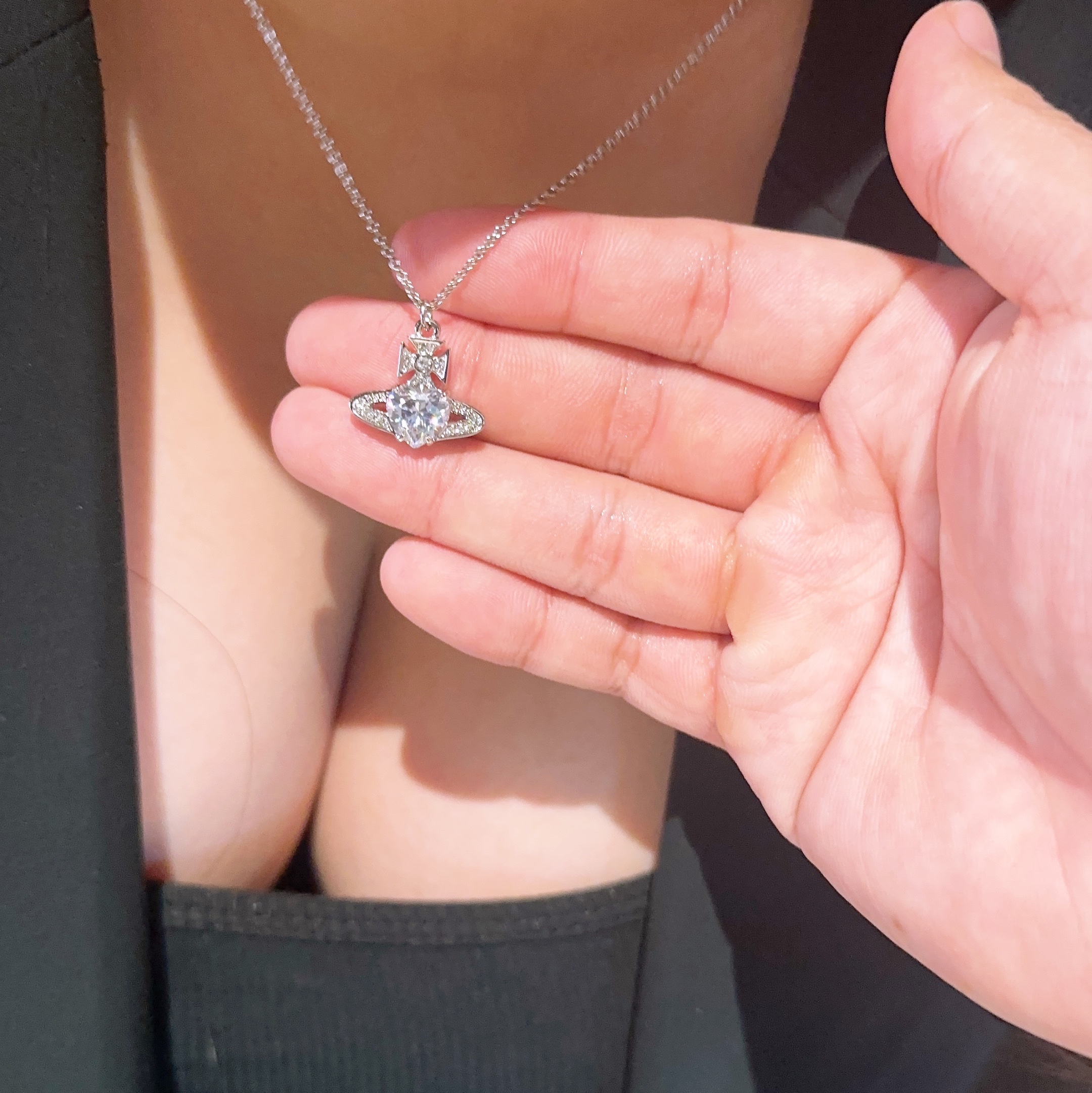 Vivienne Westwood Ariella Pendant Platinum 착용 스타일 - 3