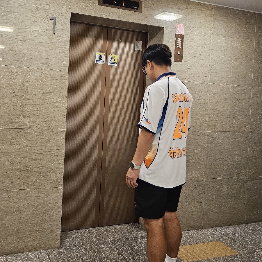 Palace Cricket Jersey White - 24SS, Nike x Stussy NRG FL Storm-Fit Pants Black (DO7171-010) 착용 스타일