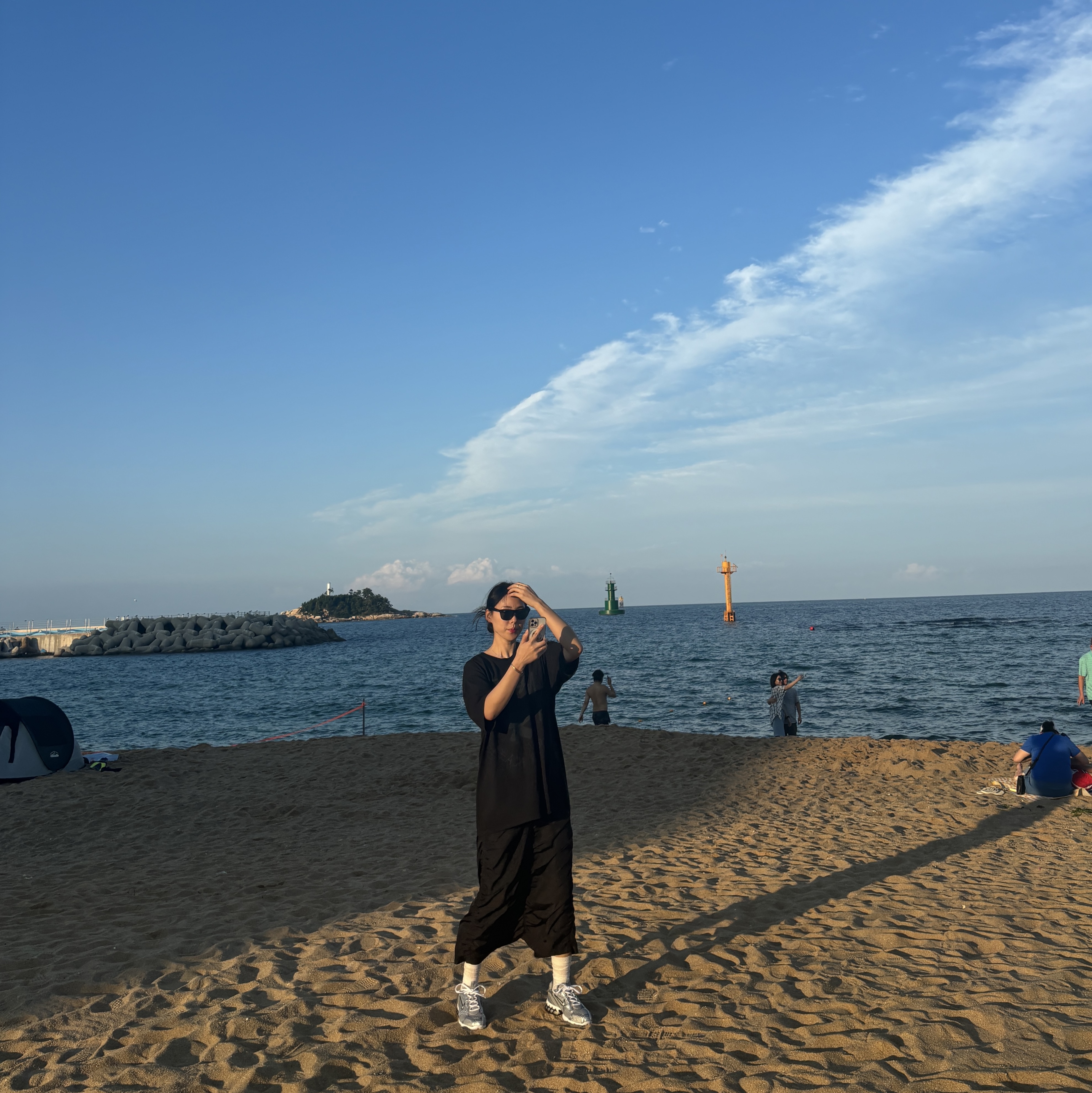 Stussy Beach Roots Pigment Dyed T-Shirt Black 착용 스타일