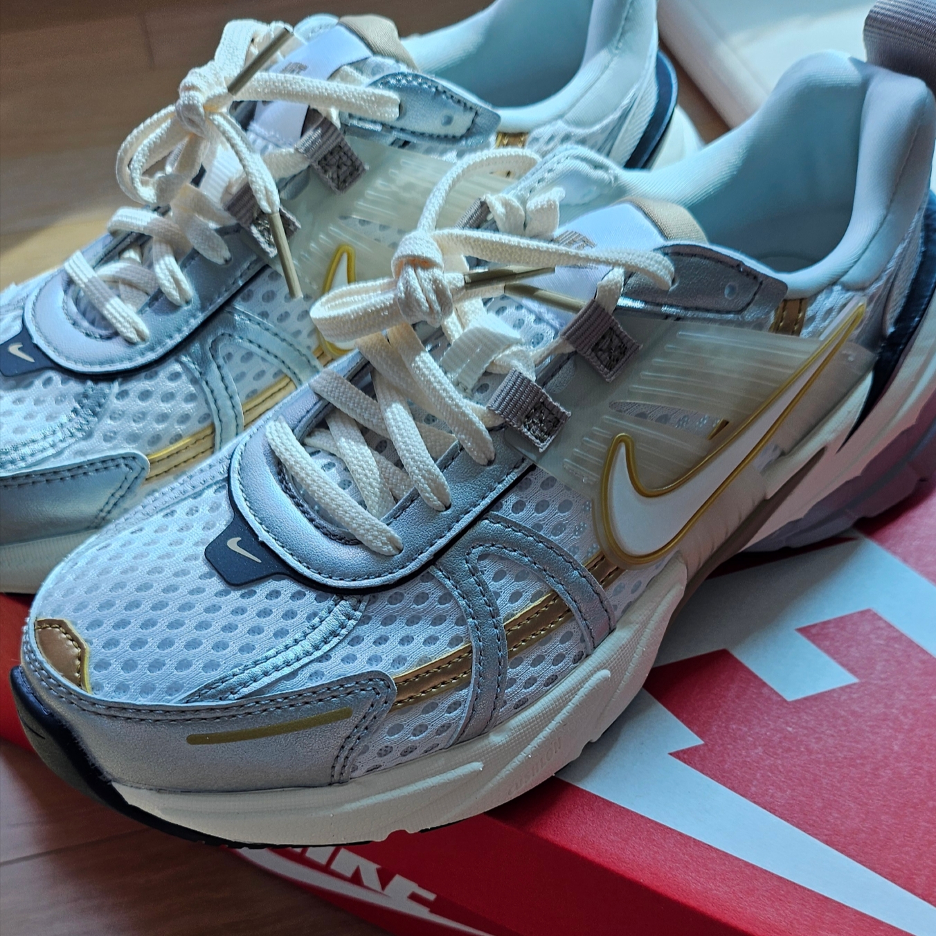 (W) Nike V2K Run White Khaki 착용 스타일