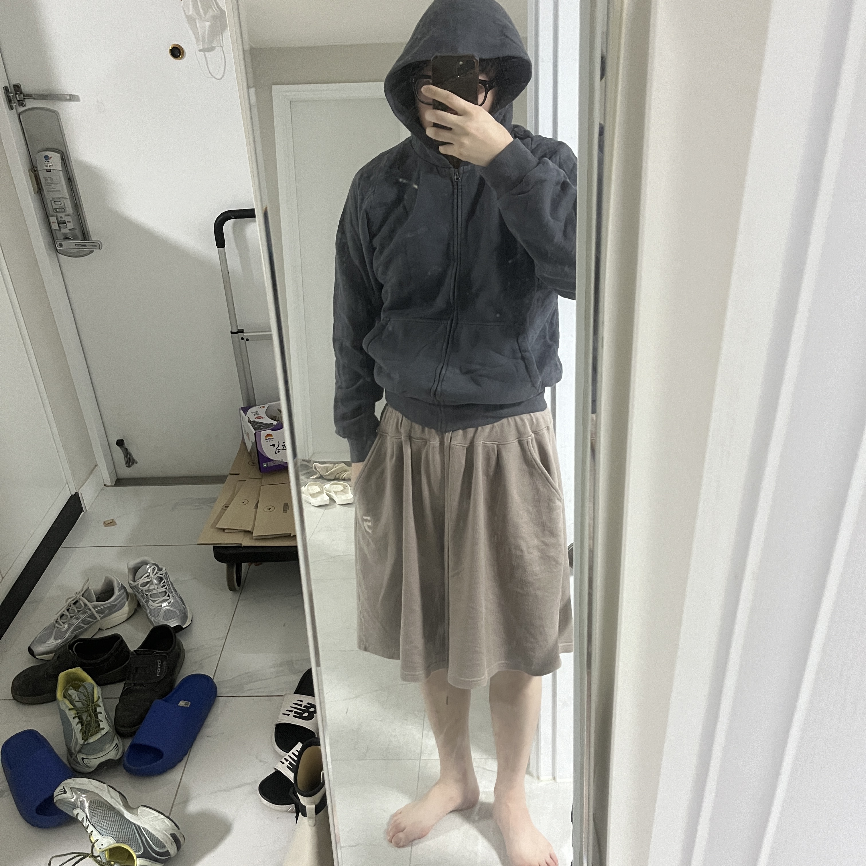 Yeezy YZY Zip-Up Hoodie Dark Grey 착용 스타일