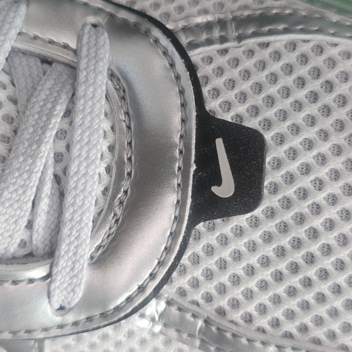 Nike V2K Run Summit White Metallic Silver 착용 스타일 - 1