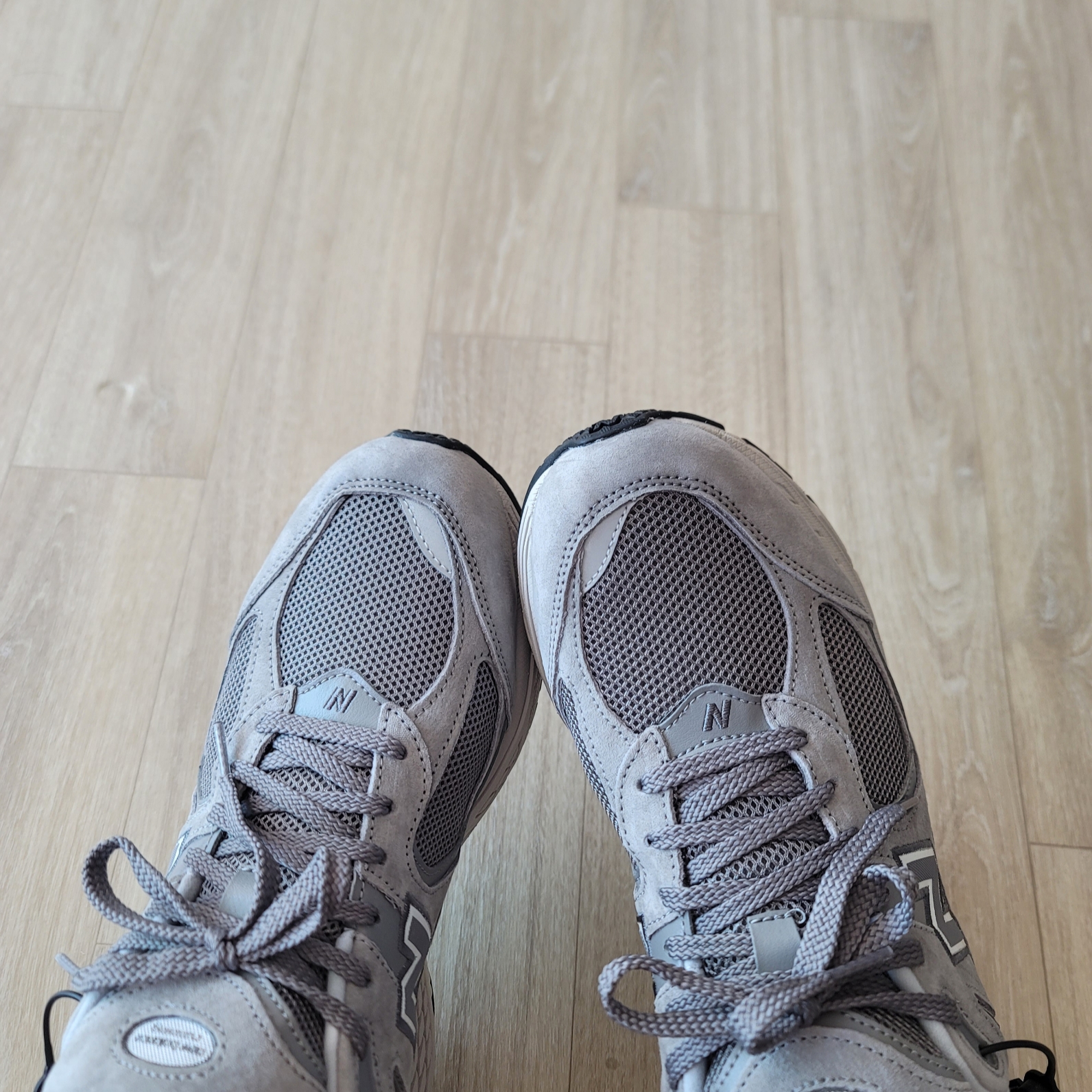 New Balance 2002R Grey 착용 스타일