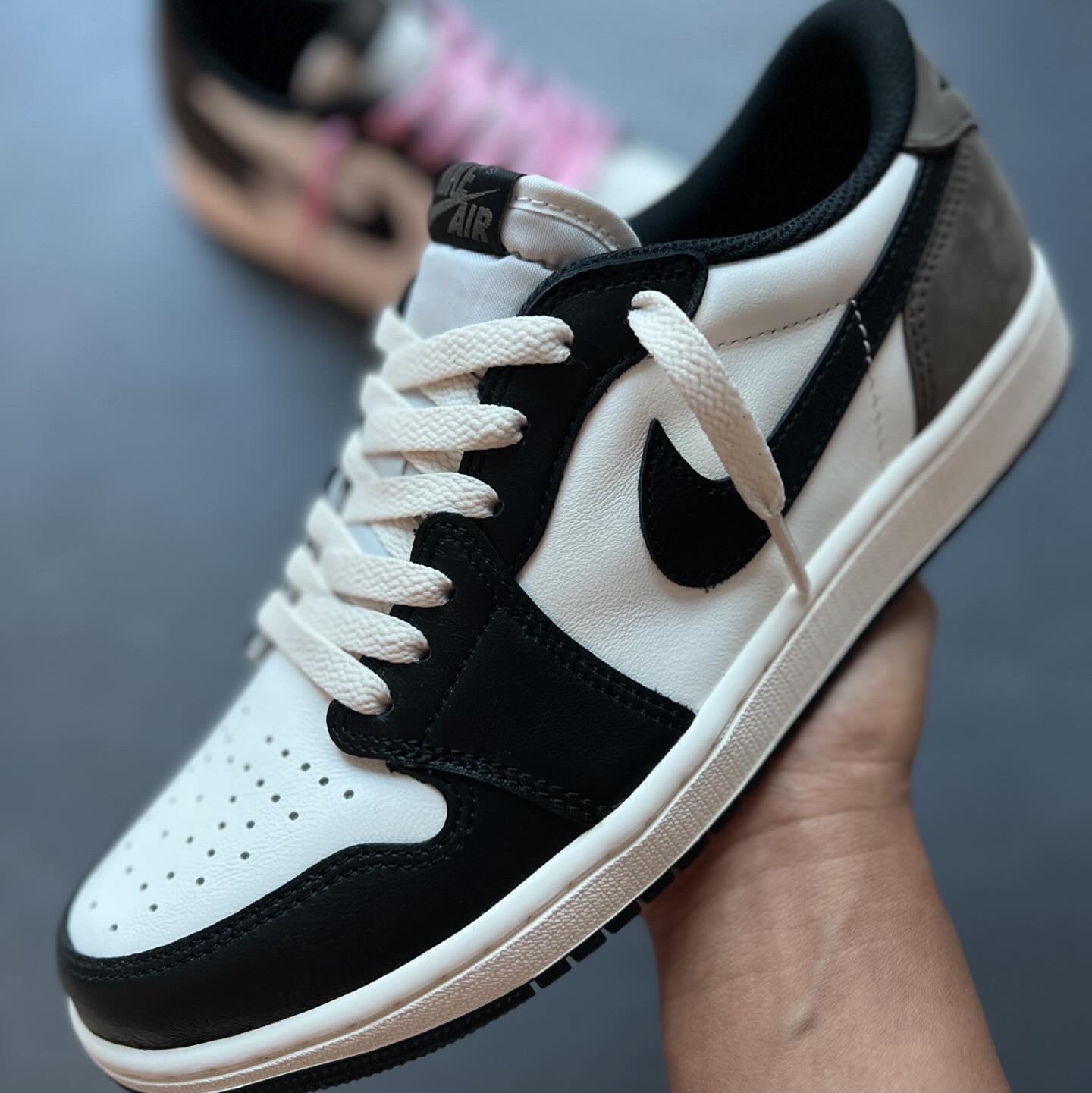 Jordan 1 Retro Low OG Mocha 착용 스타일 - 2