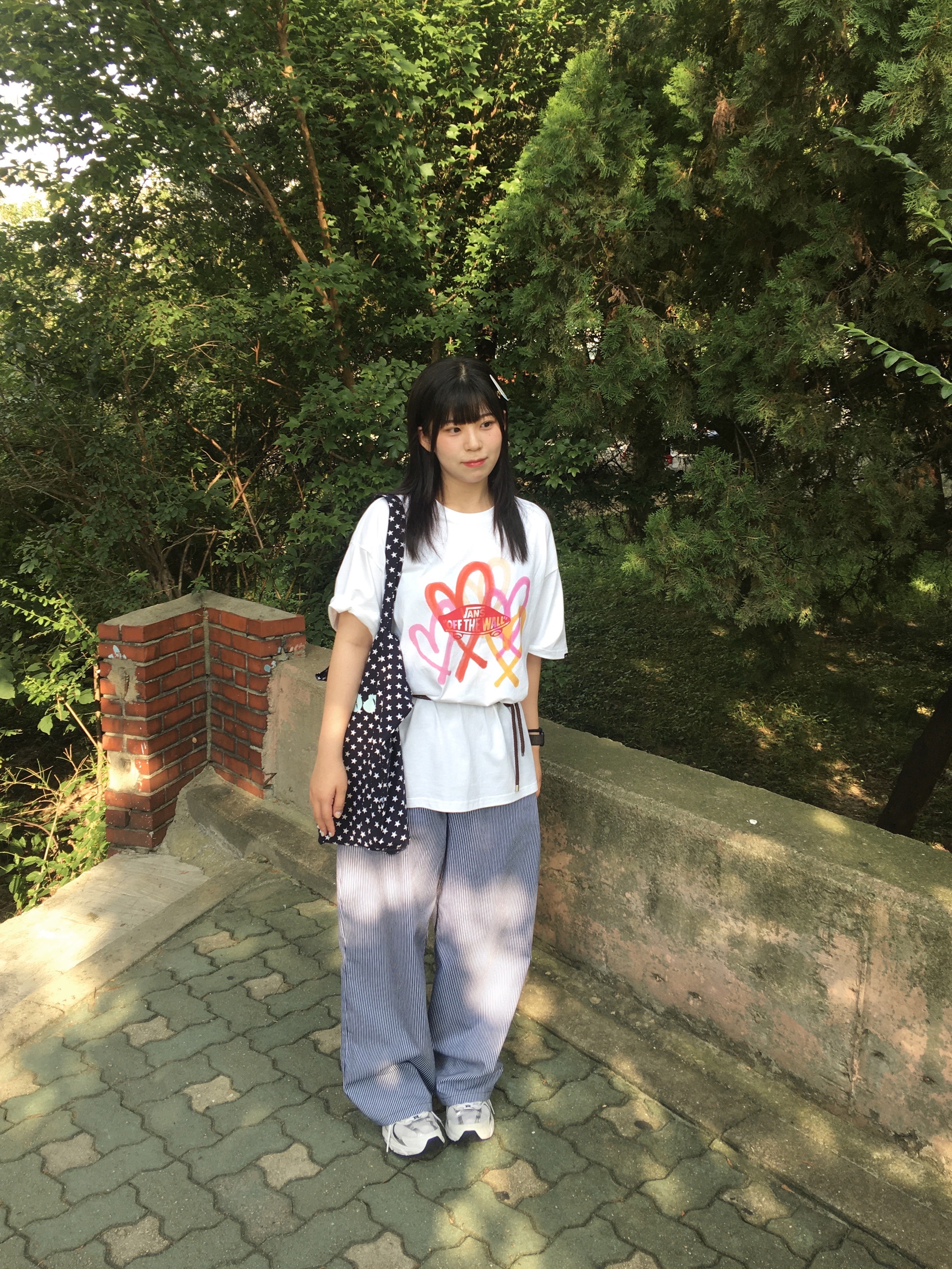 New Balance 530 Steel Grey, Vans x The Museum Visitor Big Heart GFX T-Shirt White 착용 스타일 - 1