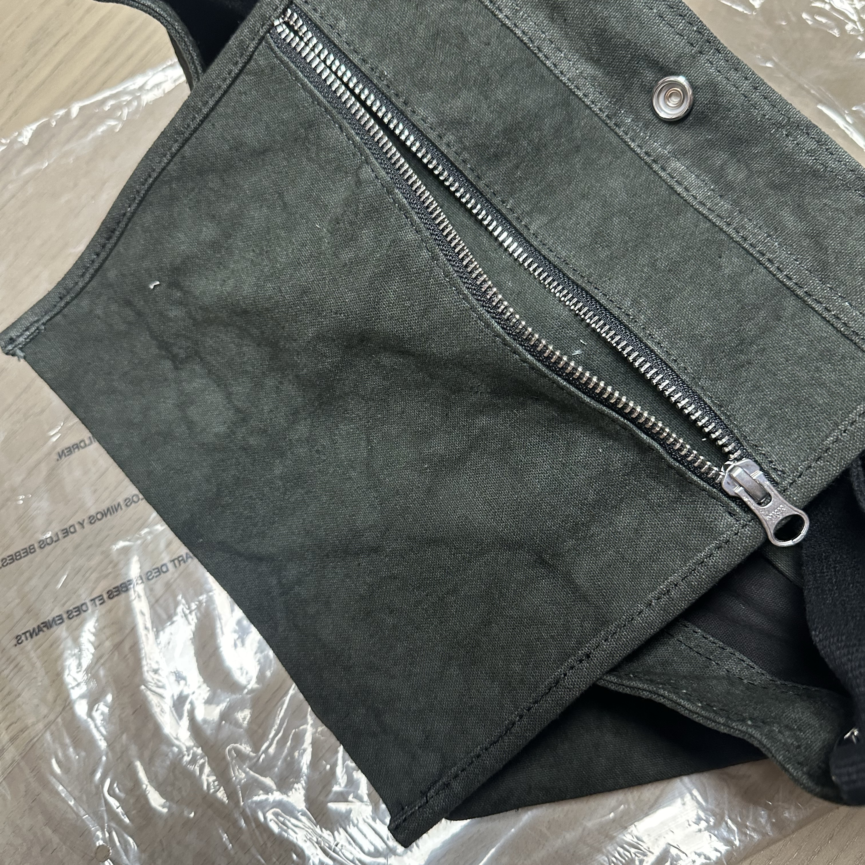 Stussy Canvas Crossbody Bag Washed Black 착용 스타일 - 3