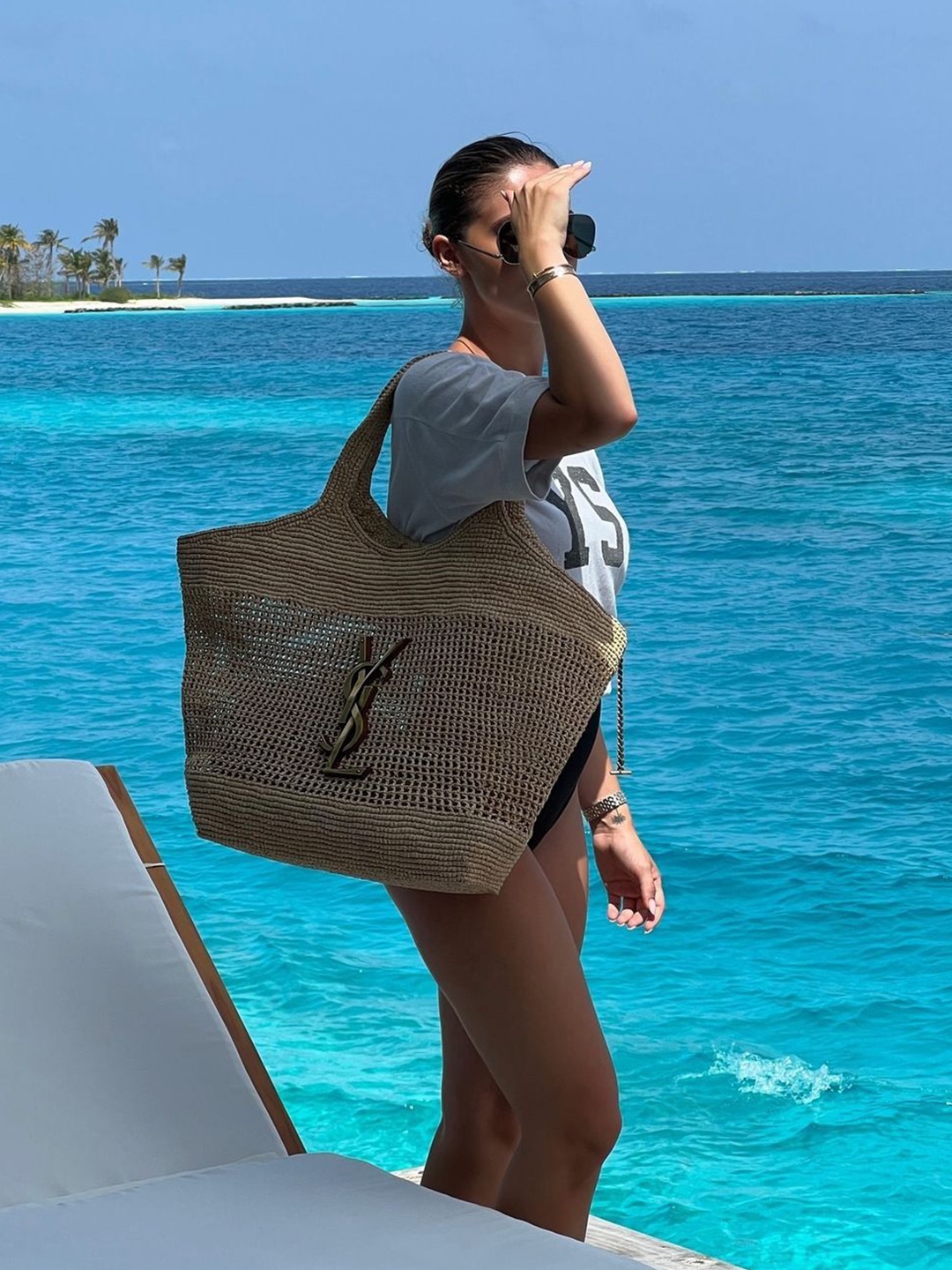 Saint Laurent Panier Small Bag in Crochet Raffia and Smooth Leather Naturel, Saint Laurent Panier Small Bag in Raffia Naturel 착용 스타일 - 2