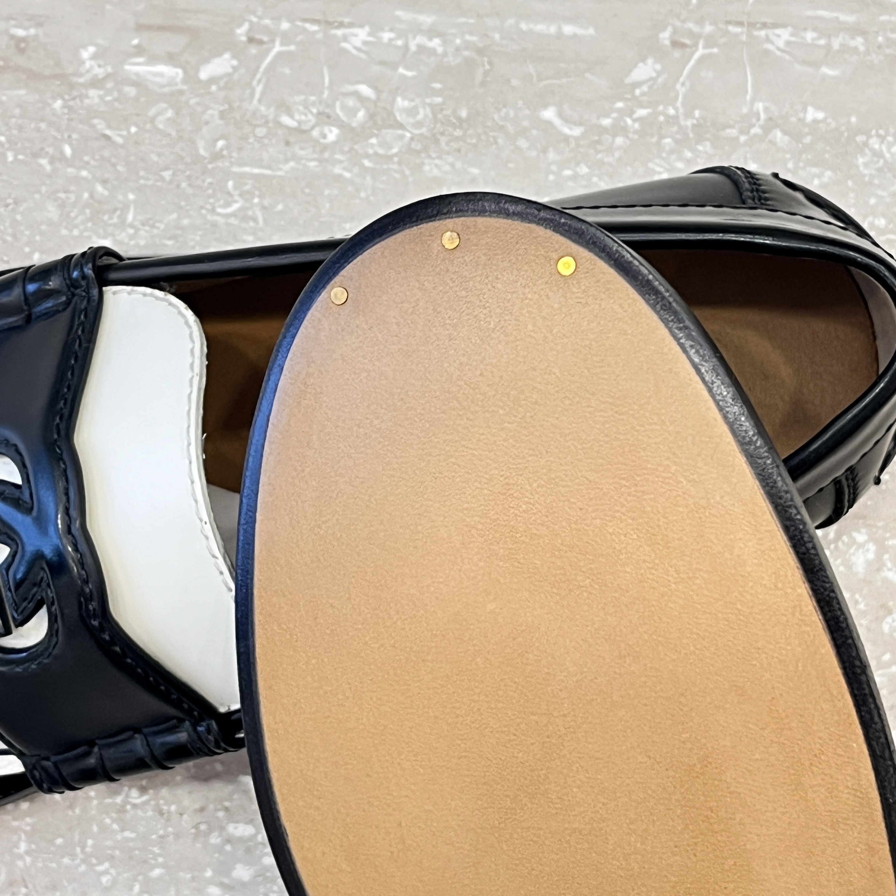 (W) Gucci Interlocking G Loafer Black White Leather 착용 스타일 - 6