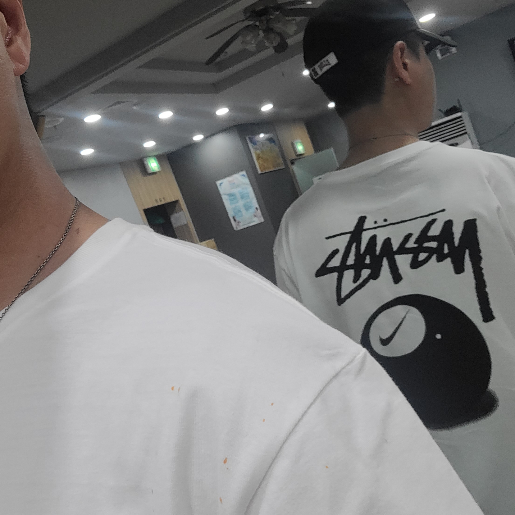 Nike x Stussy NRG FL SS 8 Ball T-Shirt White (DO9322-100), Jordan 1 Mid Black Fire Red 착용 스타일 - 2