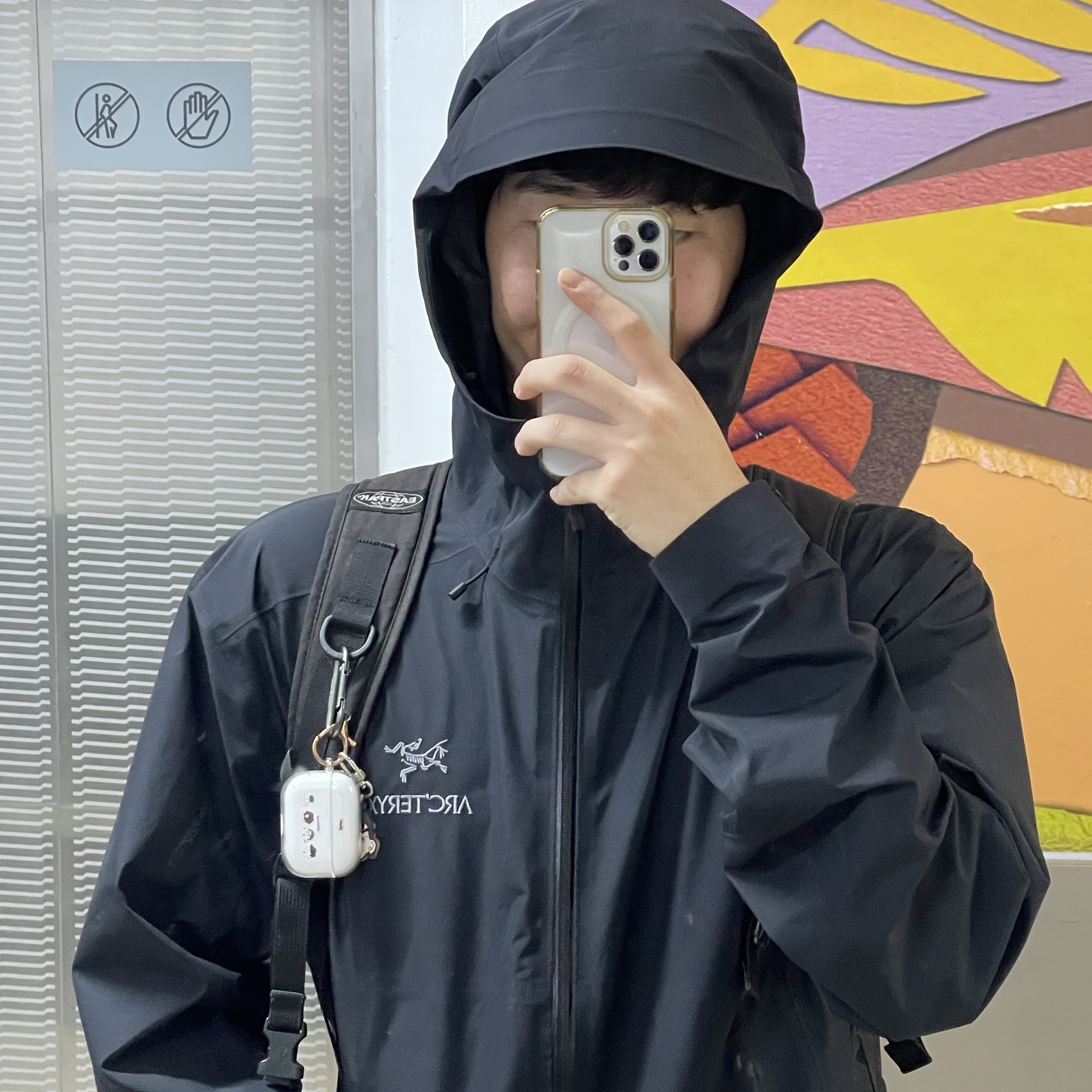 Arc'teryx Beta LT Jacket Black, Apple AirPods Pro 2nd Gen (Korean Ver.) 착용 스타일