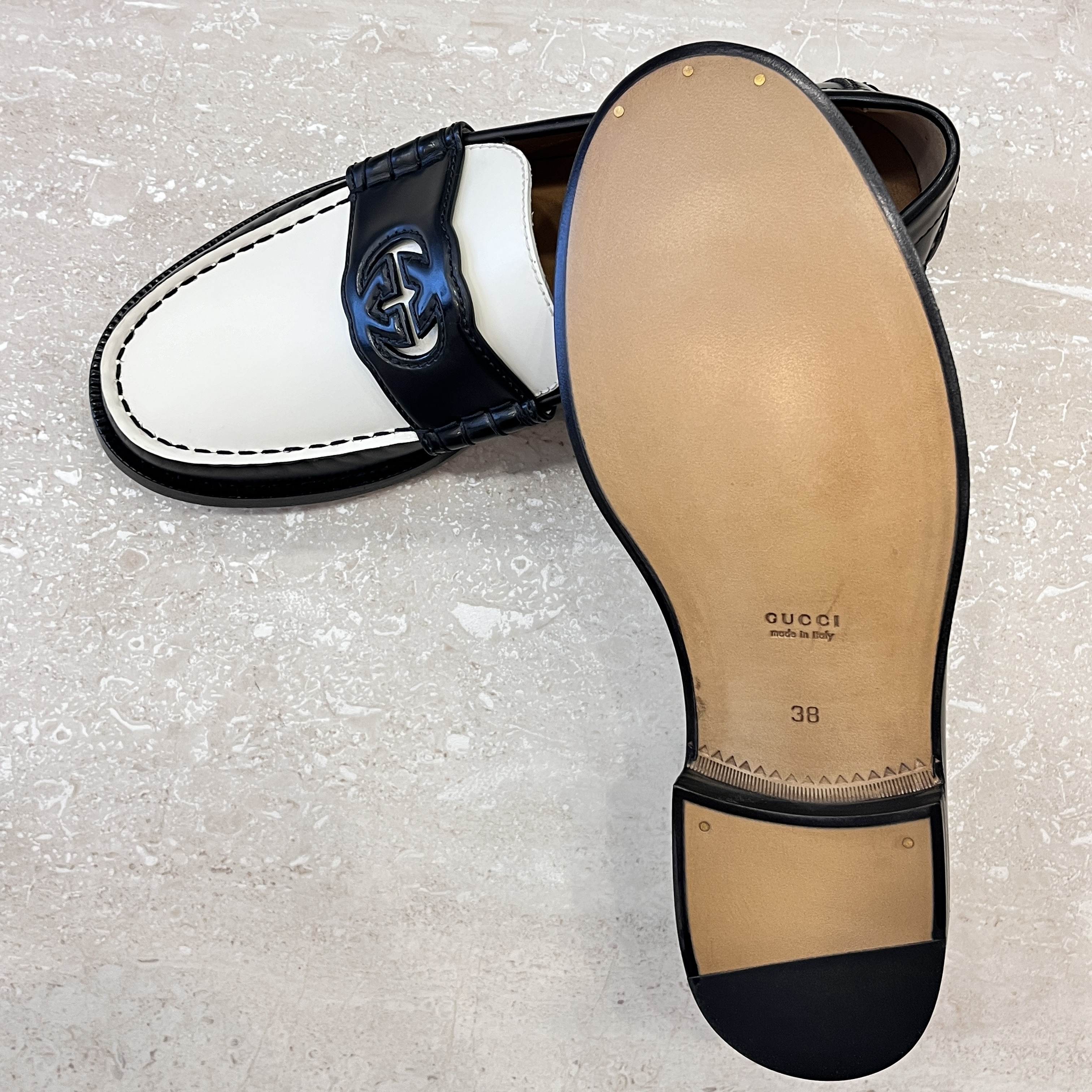 (W) Gucci Interlocking G Loafer Black White Leather 착용 스타일 - 5