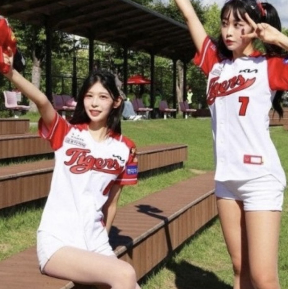 Kia Tigers x IAB Studio 24 Authentic Hot Summer Uniform White Red (Non Marking Ver.) 착용 스타일 - 2