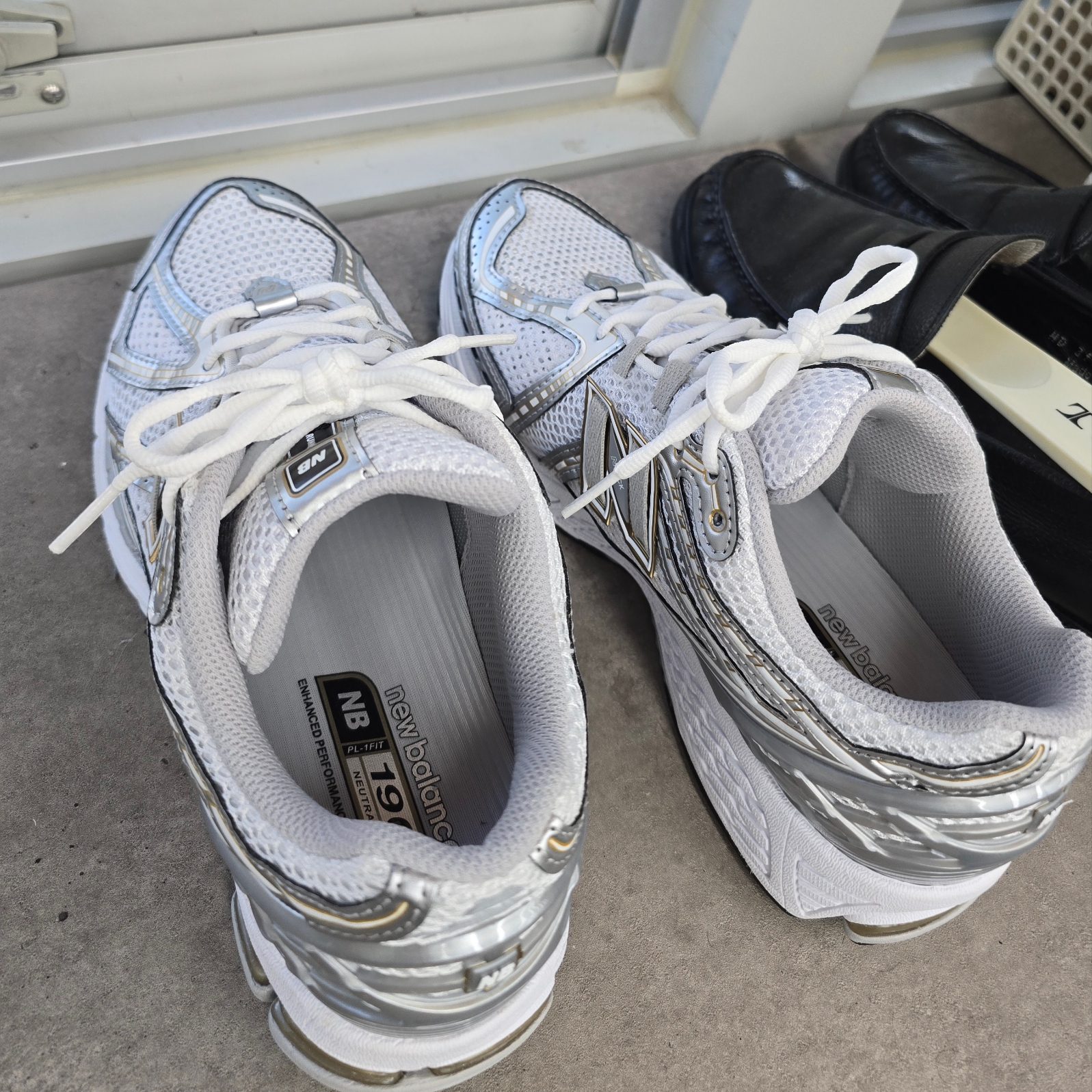New Balance 1906R White Metallic Silver 착용 스타일