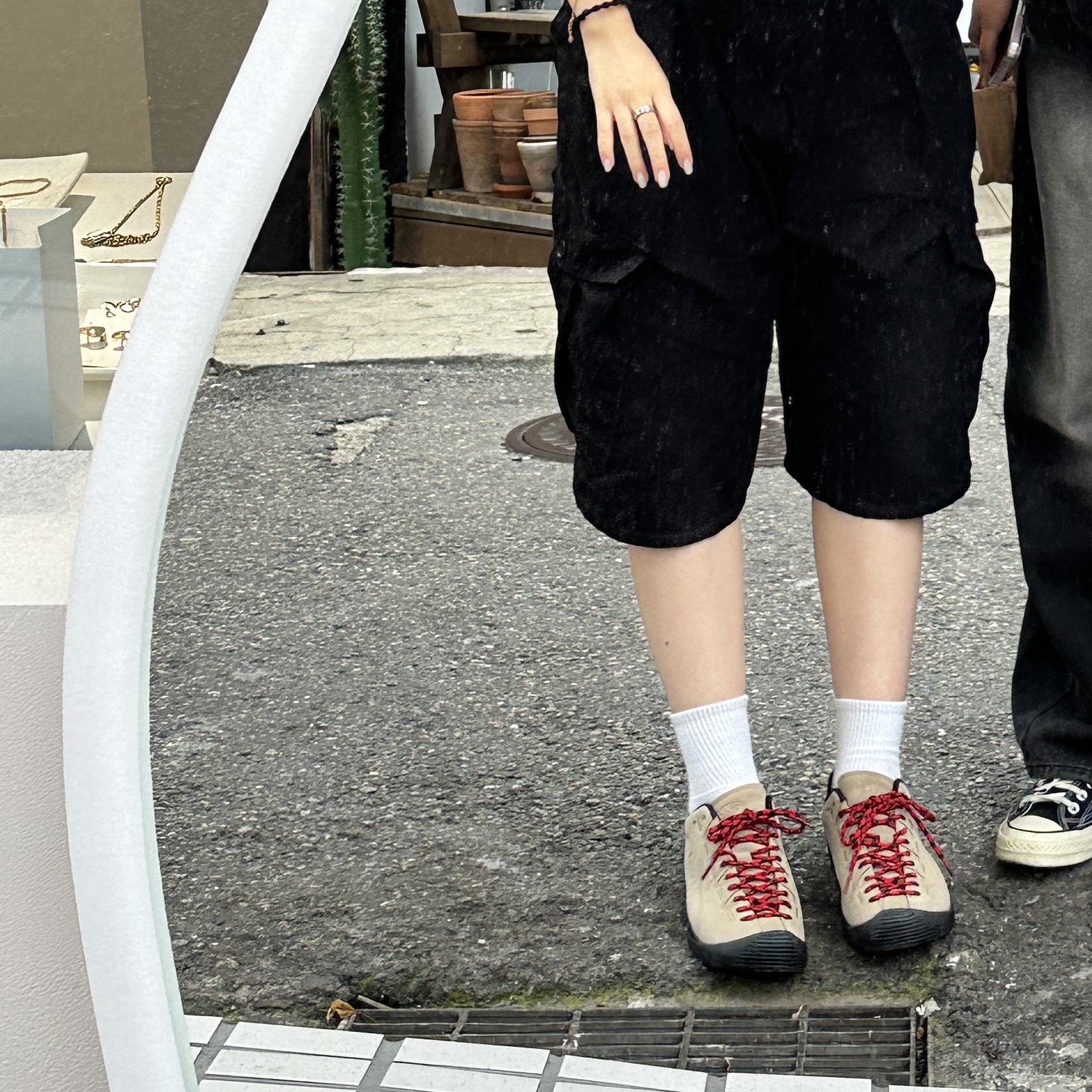 Keen Jasper Suede Sneakers Silver Mink 착용 스타일 - 2