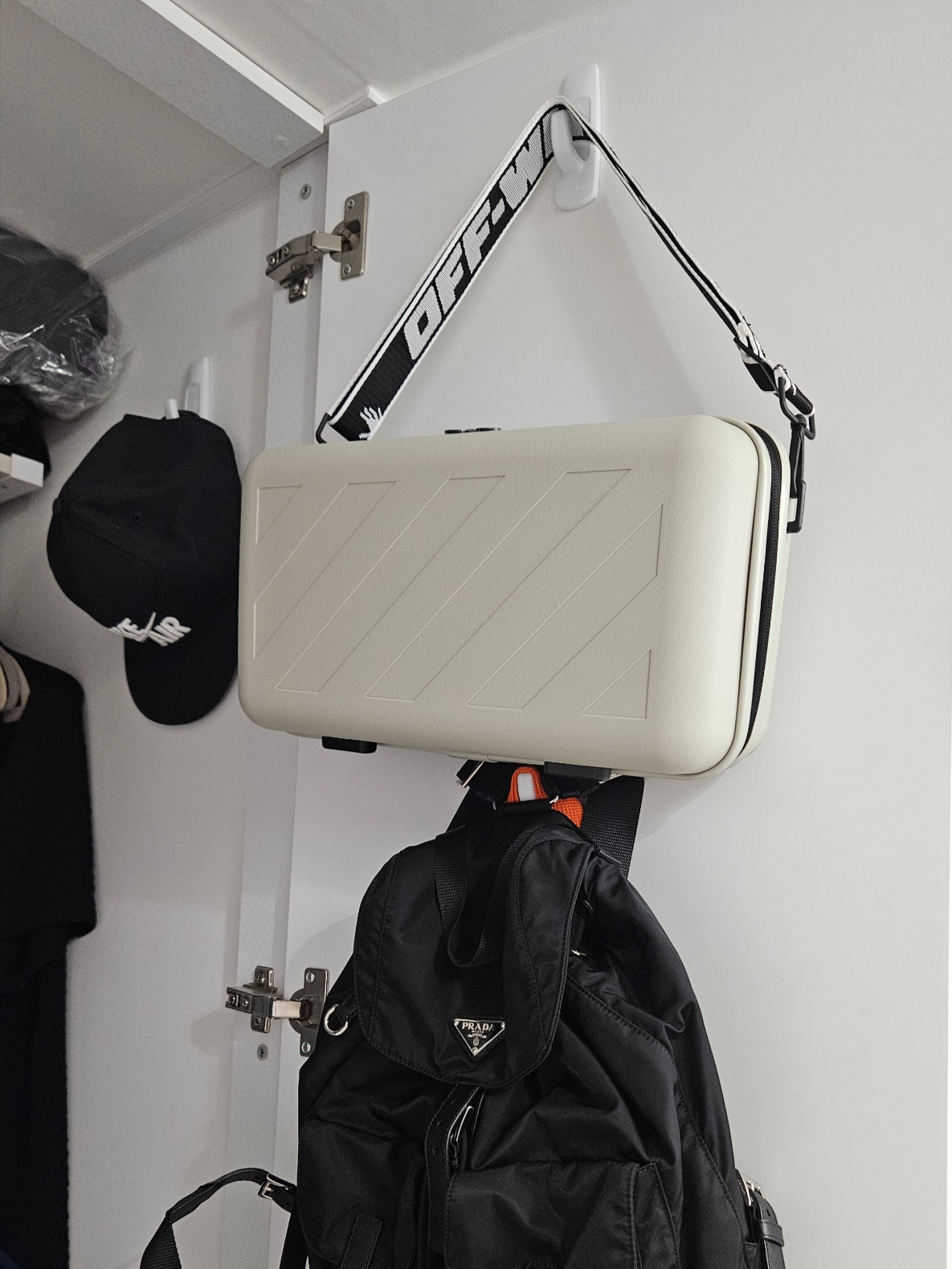 Off-White x Amore Pacific Protection Box (Without Cosmetics) 착용 스타일