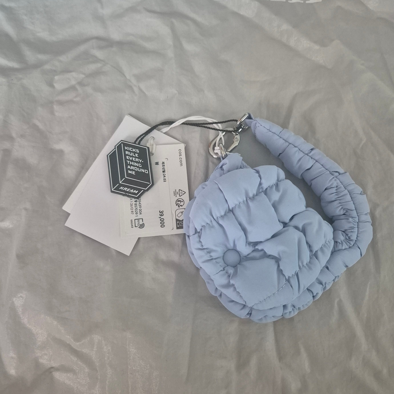 COS Quilted Nano Bag Light Blue 착용 스타일