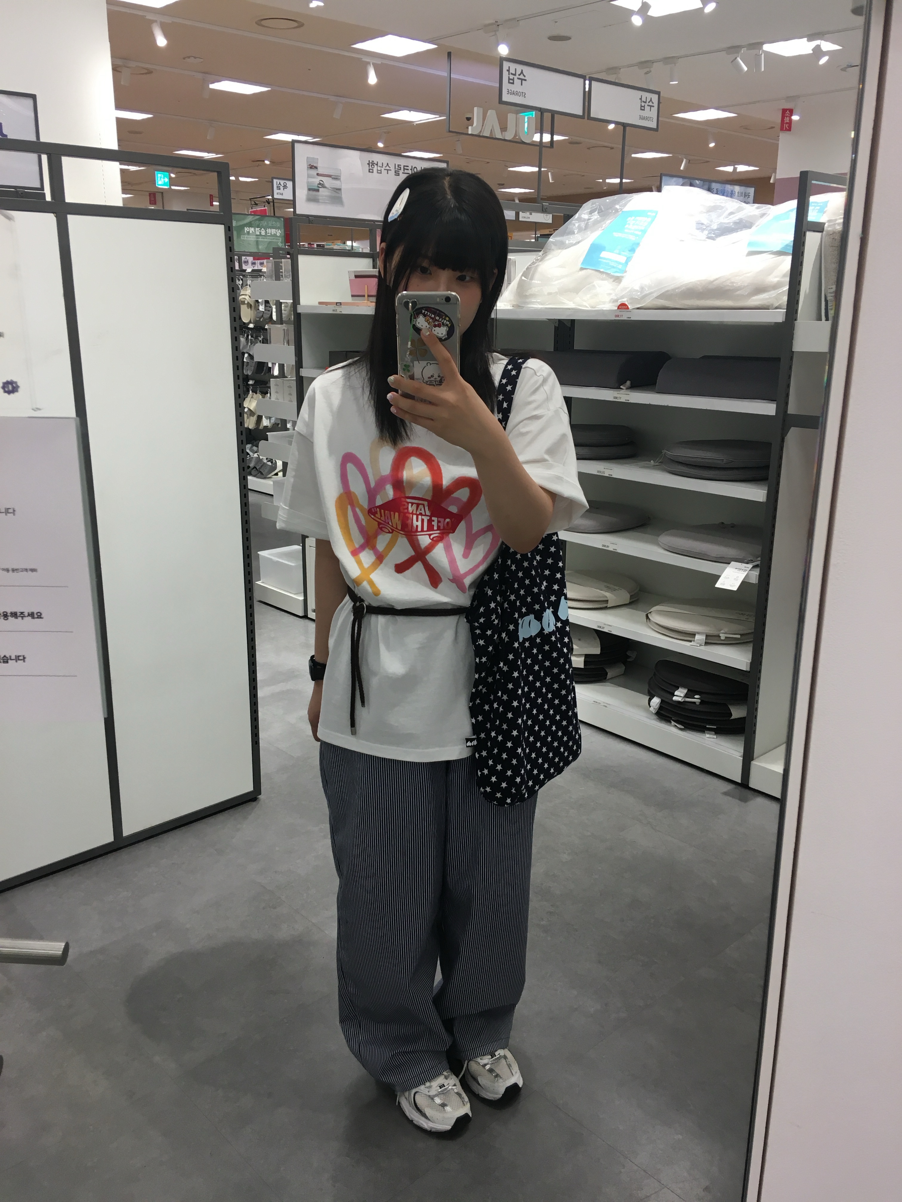 New Balance 530 Steel Grey, Vans x The Museum Visitor Big Heart GFX T-Shirt White 착용 스타일 - 2
