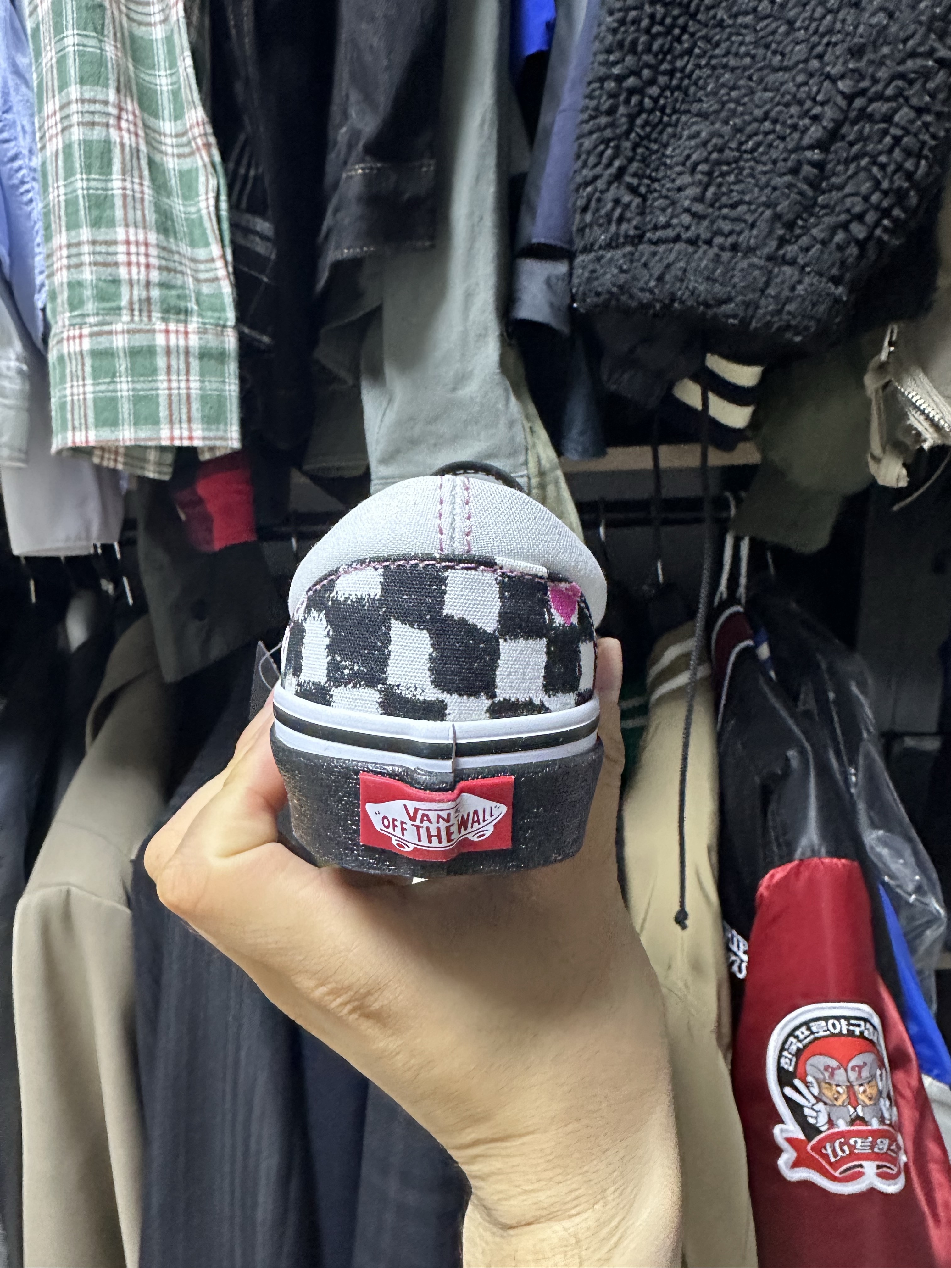 Vans x The Museum Visitor Classic Slip-On Checkerboard Black True White 착용 스타일 - 4
