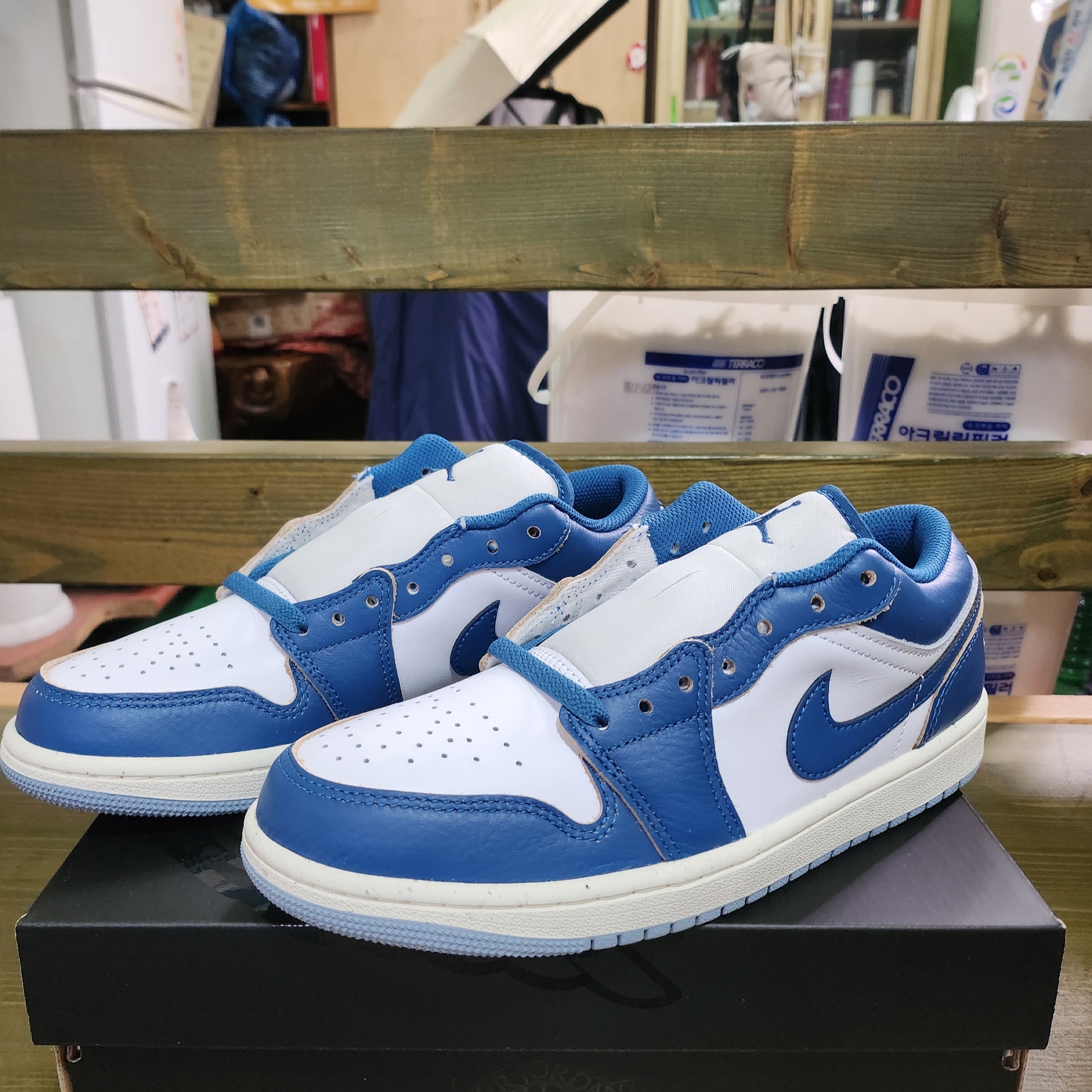 Jordan 1 Low SE White Industrial Blue 착용 스타일