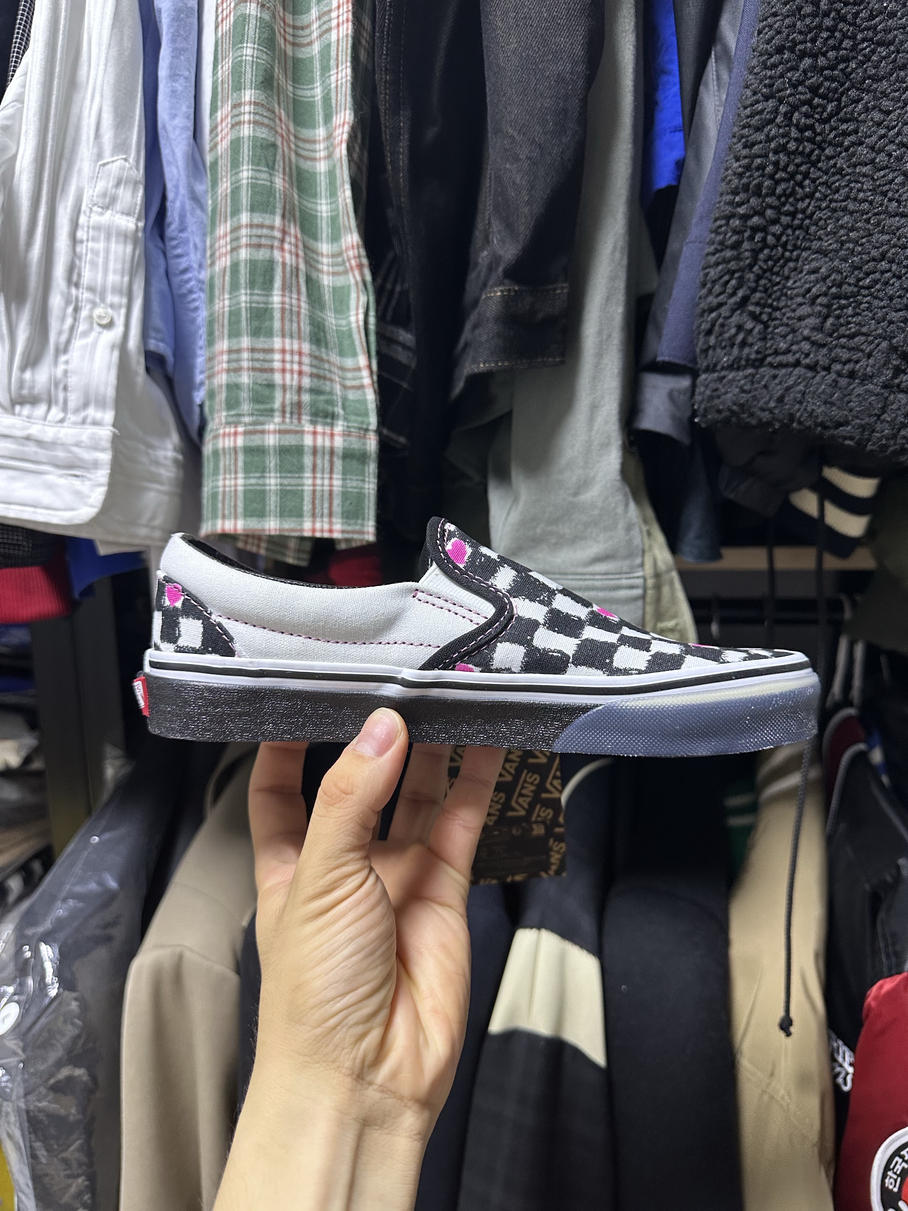 Vans x The Museum Visitor Classic Slip-On Checkerboard Black True White 착용 스타일 - 3
