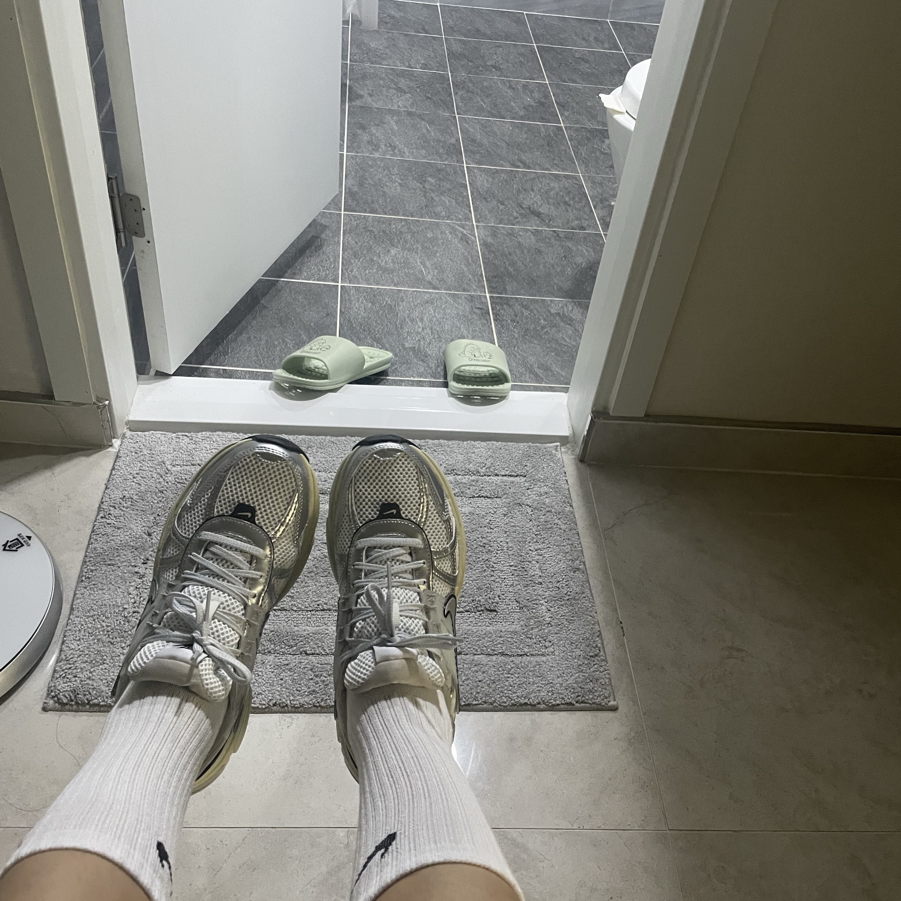Nike V2K Run Summit White Metallic Silver 착용 스타일 - 1