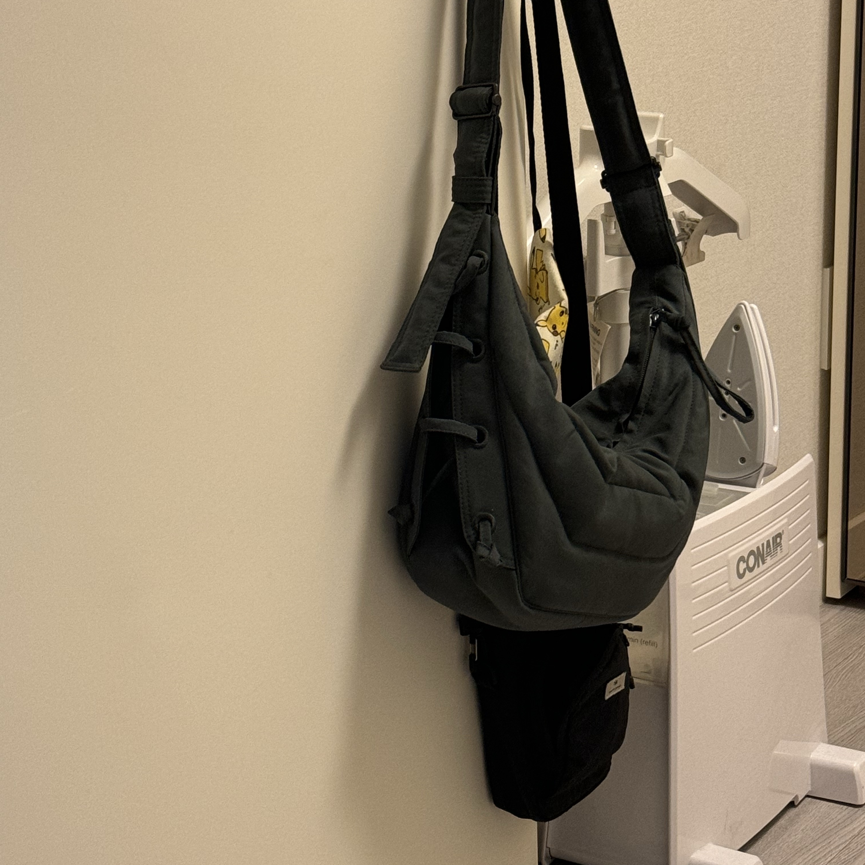 Lemaire Small Soft Game Bag Nylon Canvas Asphalt 착용 스타일
