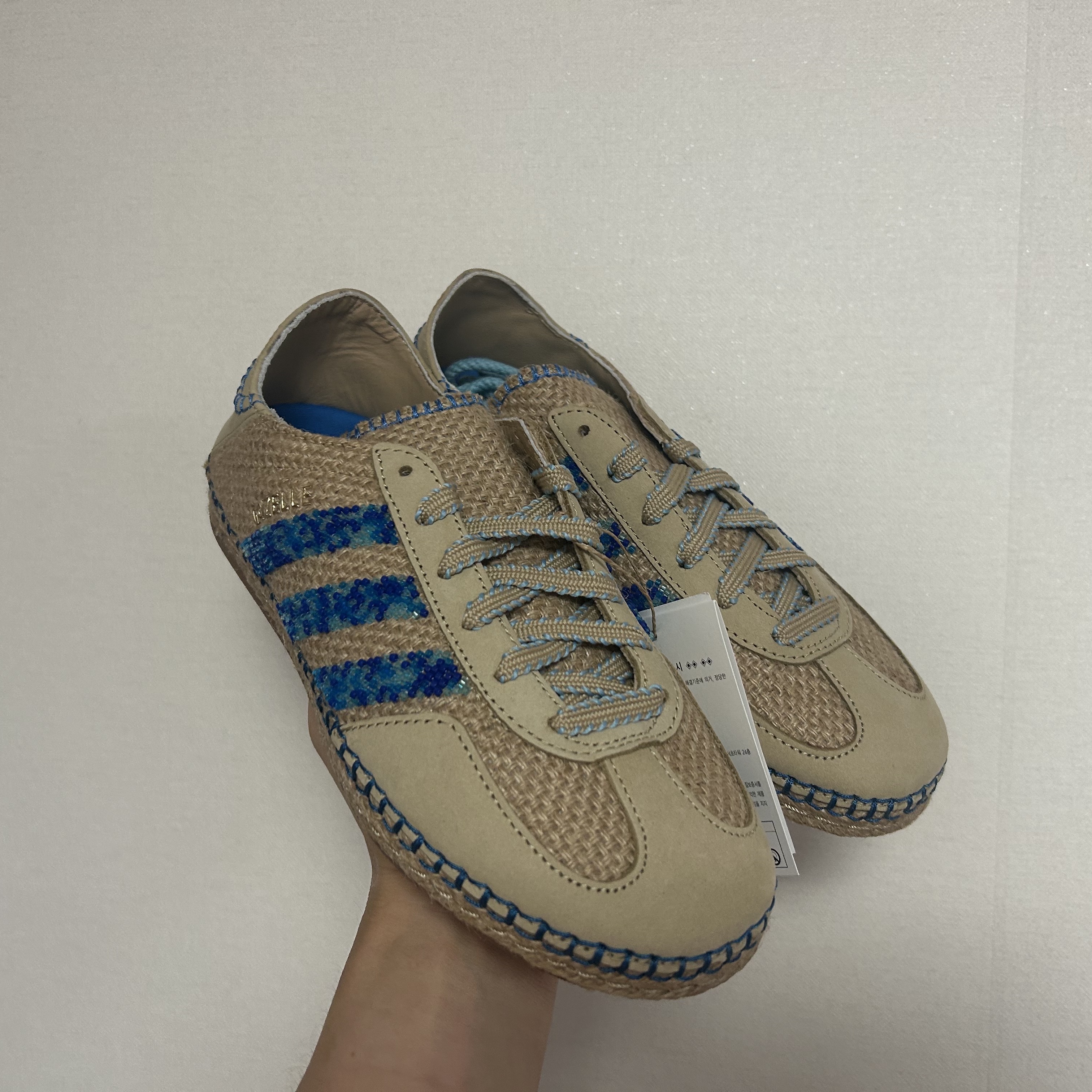 Adidas x Clot Gazelle Linen Khaki Light Blue 착용 스타일 - 3