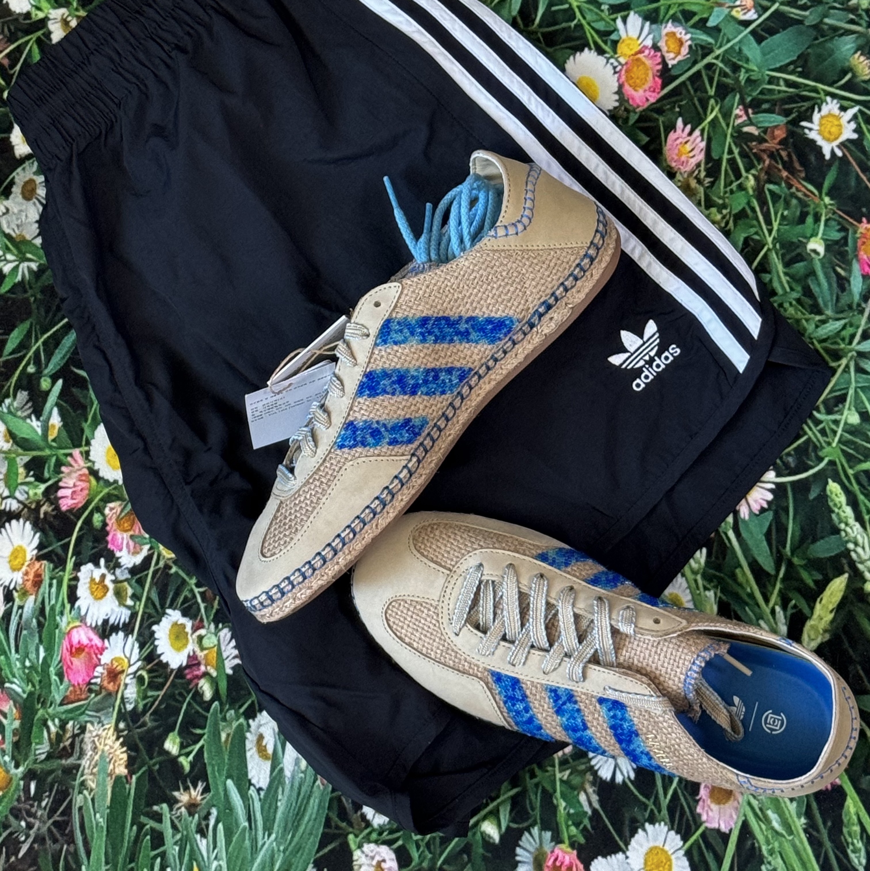 Adidas x Clot Gazelle Linen Khaki Light Blue, Adidas Adicolor Classic Sprinter Shorts Black - US Sizing 착용 스타일 - 2