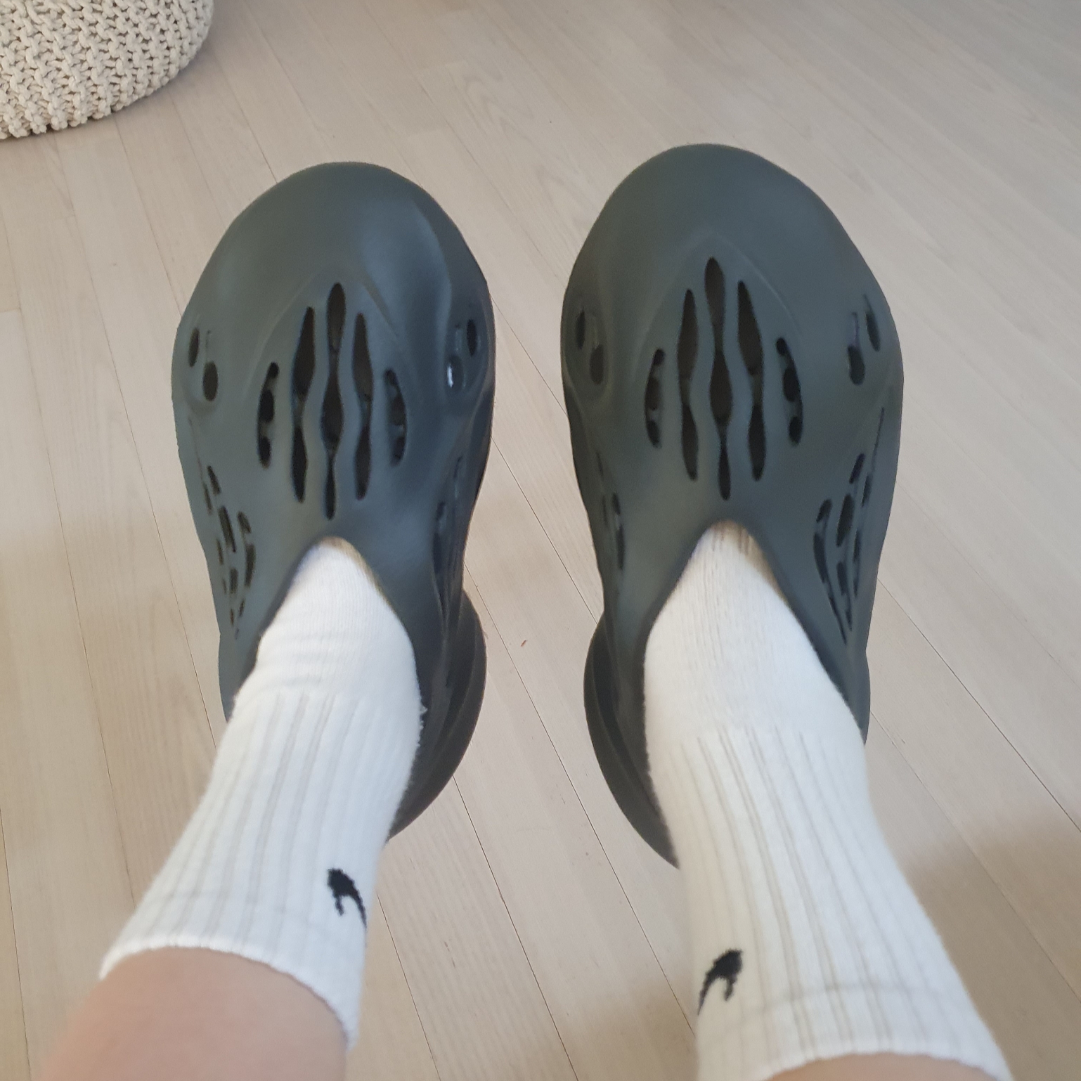 Adidas Yeezy Foam RNNR Carbon 착용 스타일