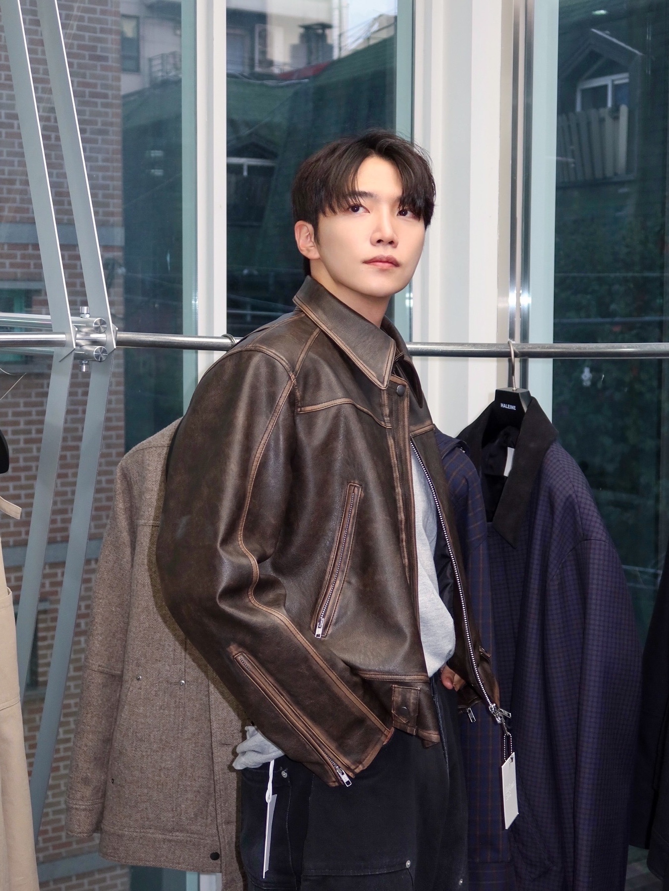 Haleine 3D Distressed Faux Leahter Jacket Black (VJ301), Haleine 3D Distressed Faux Leather Jacket Brown (VJ302) 착용 스타일