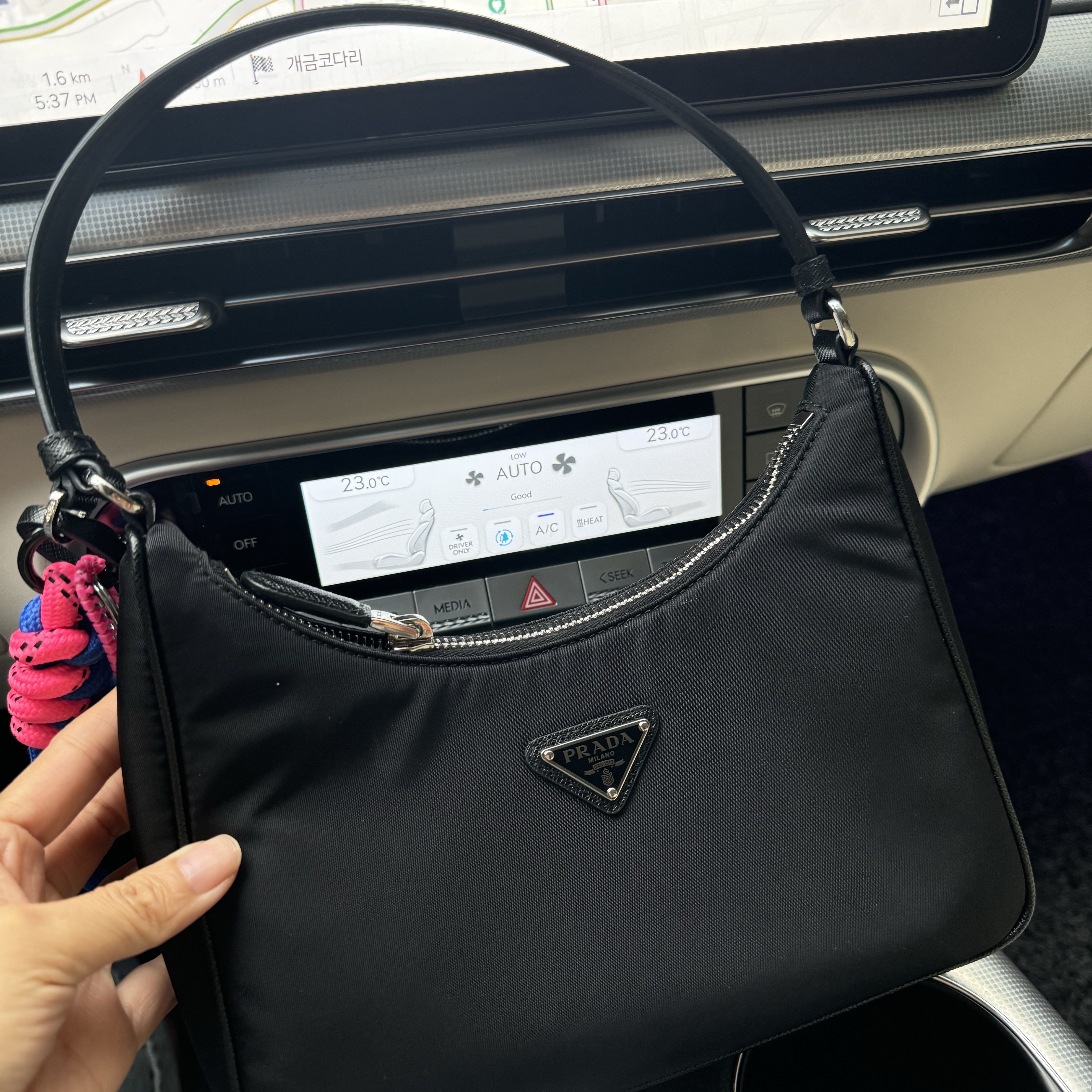 Prada Re-Edition 2005 Re-Nylon and Saffiano Mini Bag Black 착용 스타일