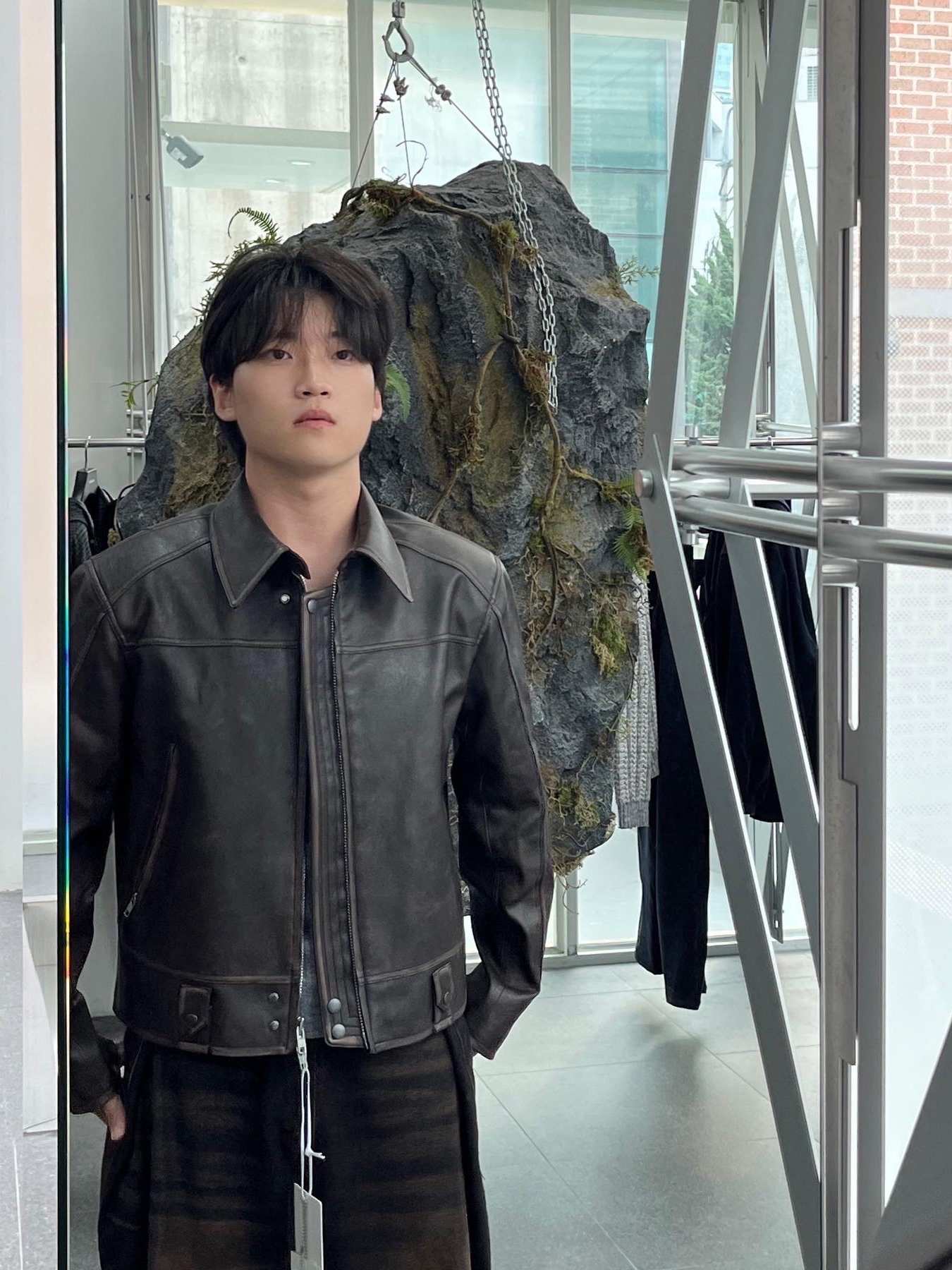 Haleine 3D Distressed Faux Leahter Jacket Black (VJ301), Haleine 3D Distressed Faux Leather Jacket Brown (VJ302) 착용 스타일