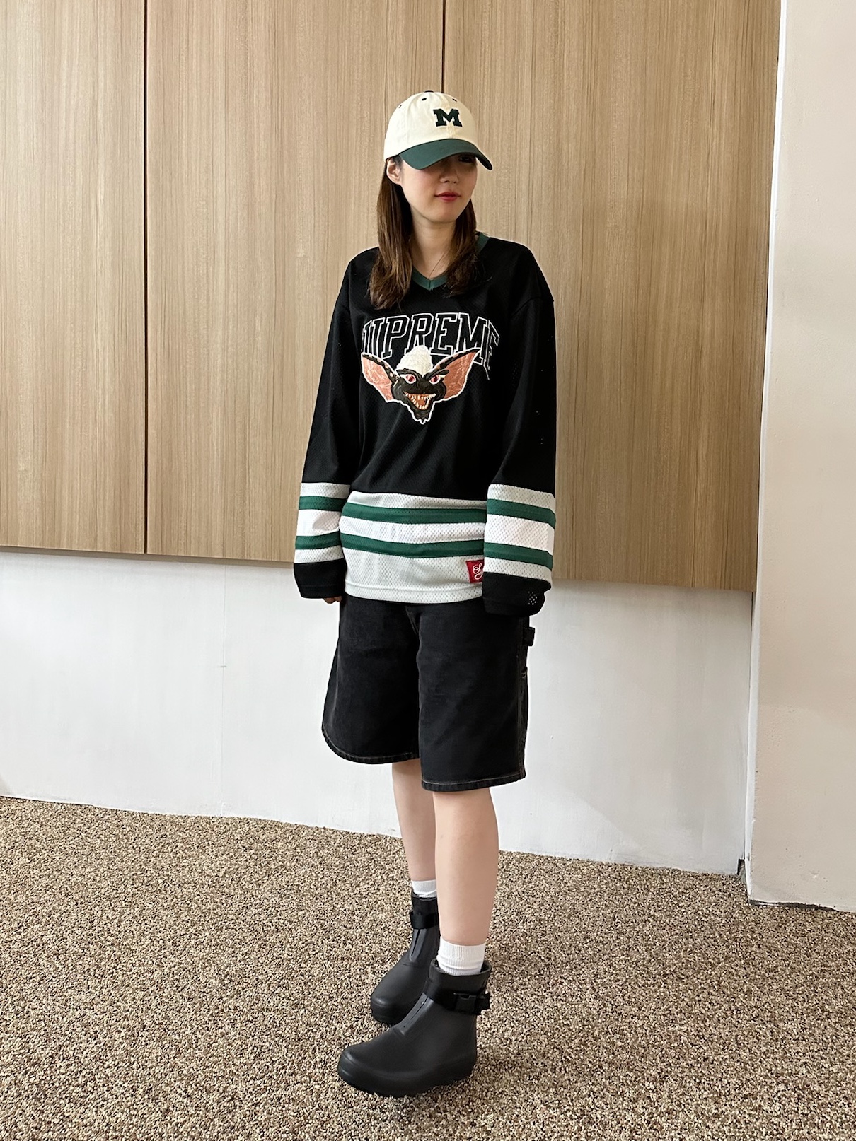 Supreme Gremlins Hockey Jersey Black - 22FW, Moonstar x MHL. Rubber Rain Boots Charcoal 착용 스타일